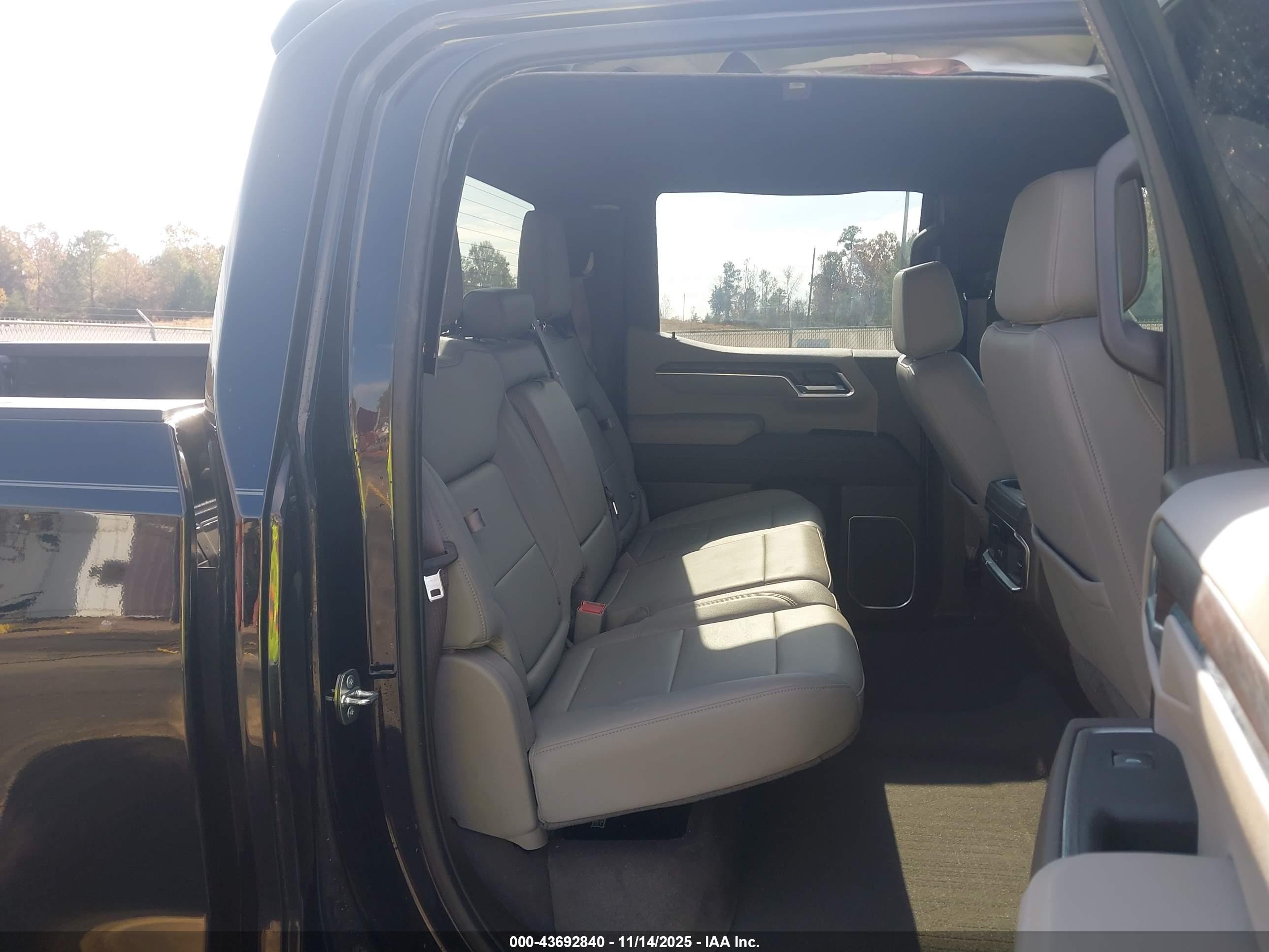 GMC SIERRA image 8