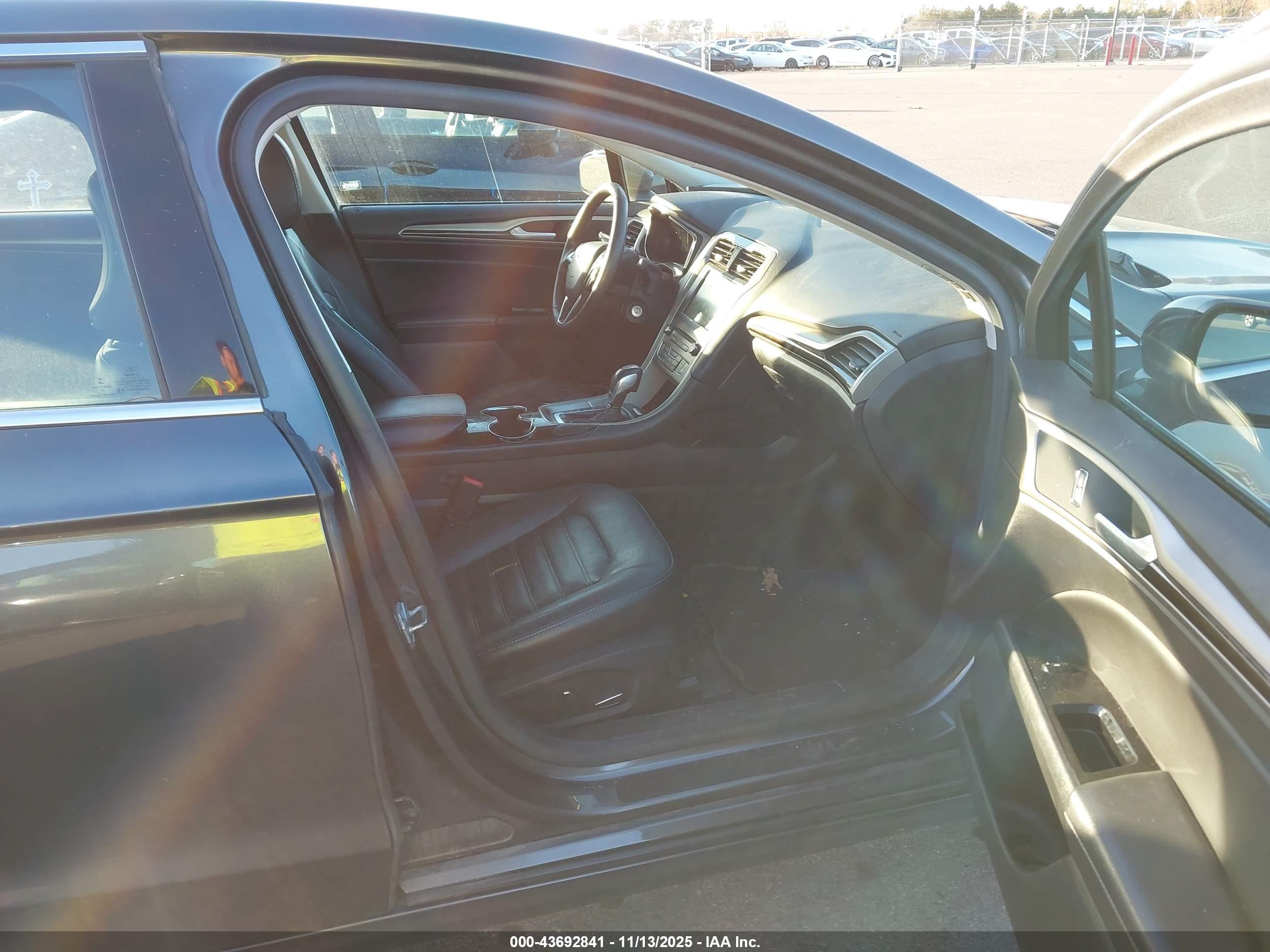 FORD FUSION image 5