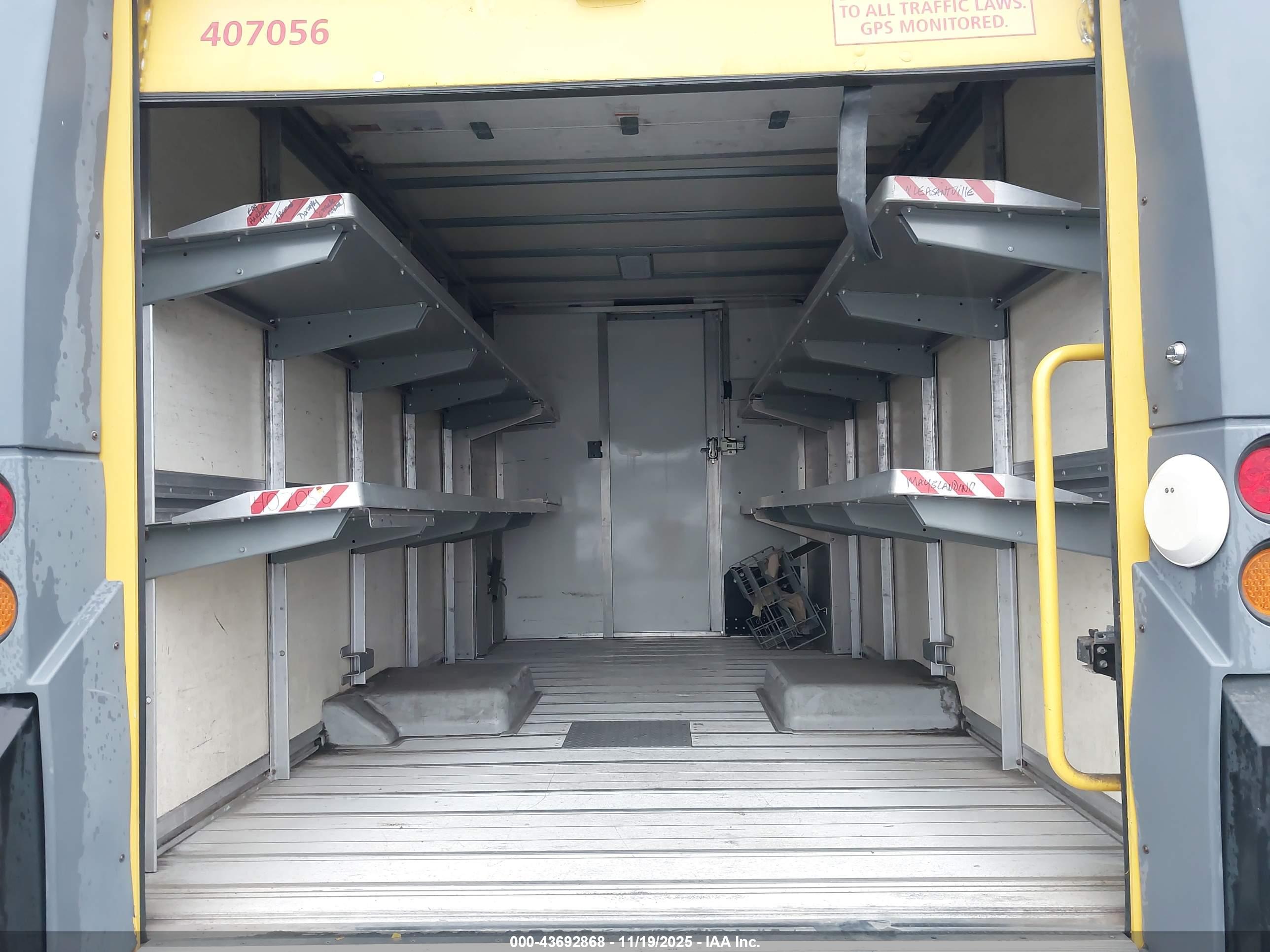 ISUZU REACH image 7