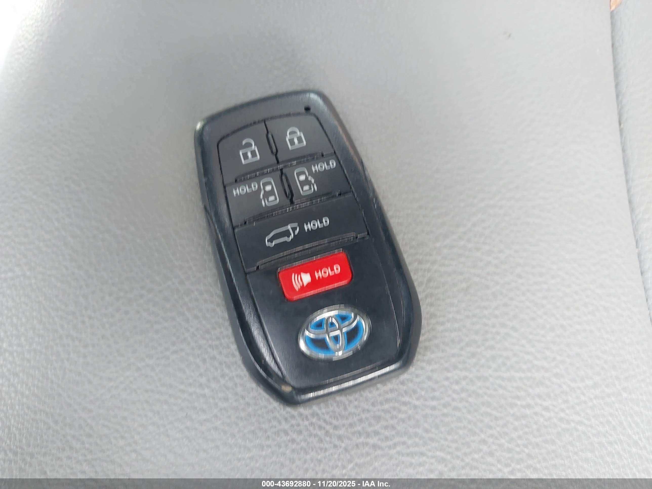 TOYOTA SIENNA image 11