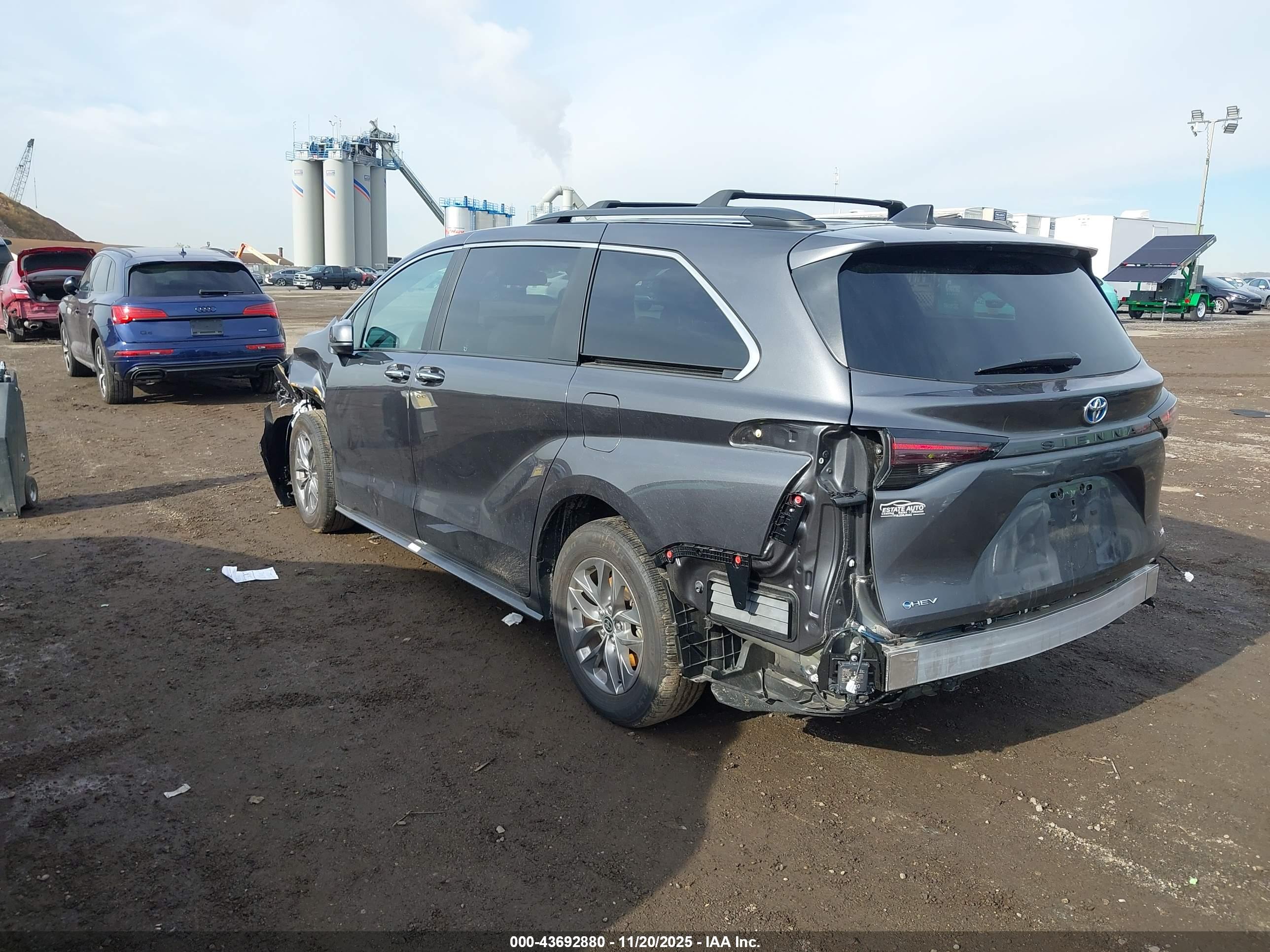 TOYOTA SIENNA image 3