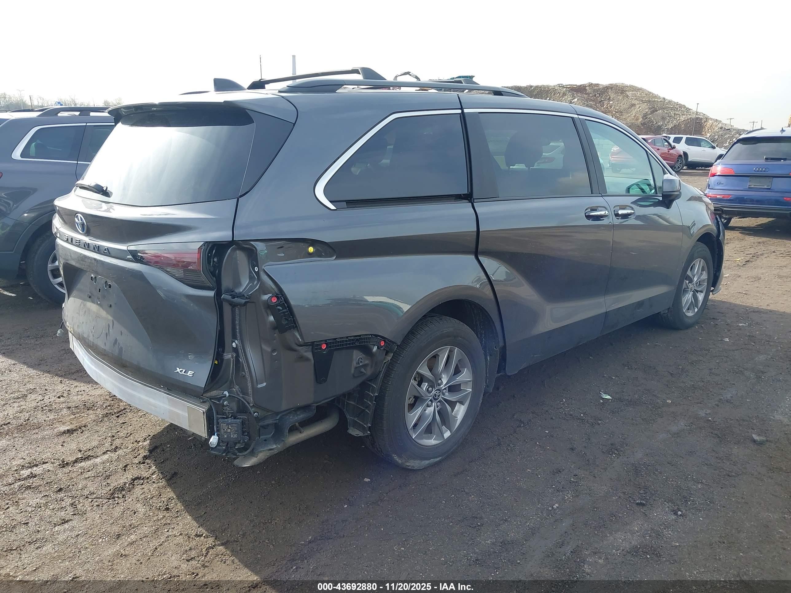 TOYOTA SIENNA image 4