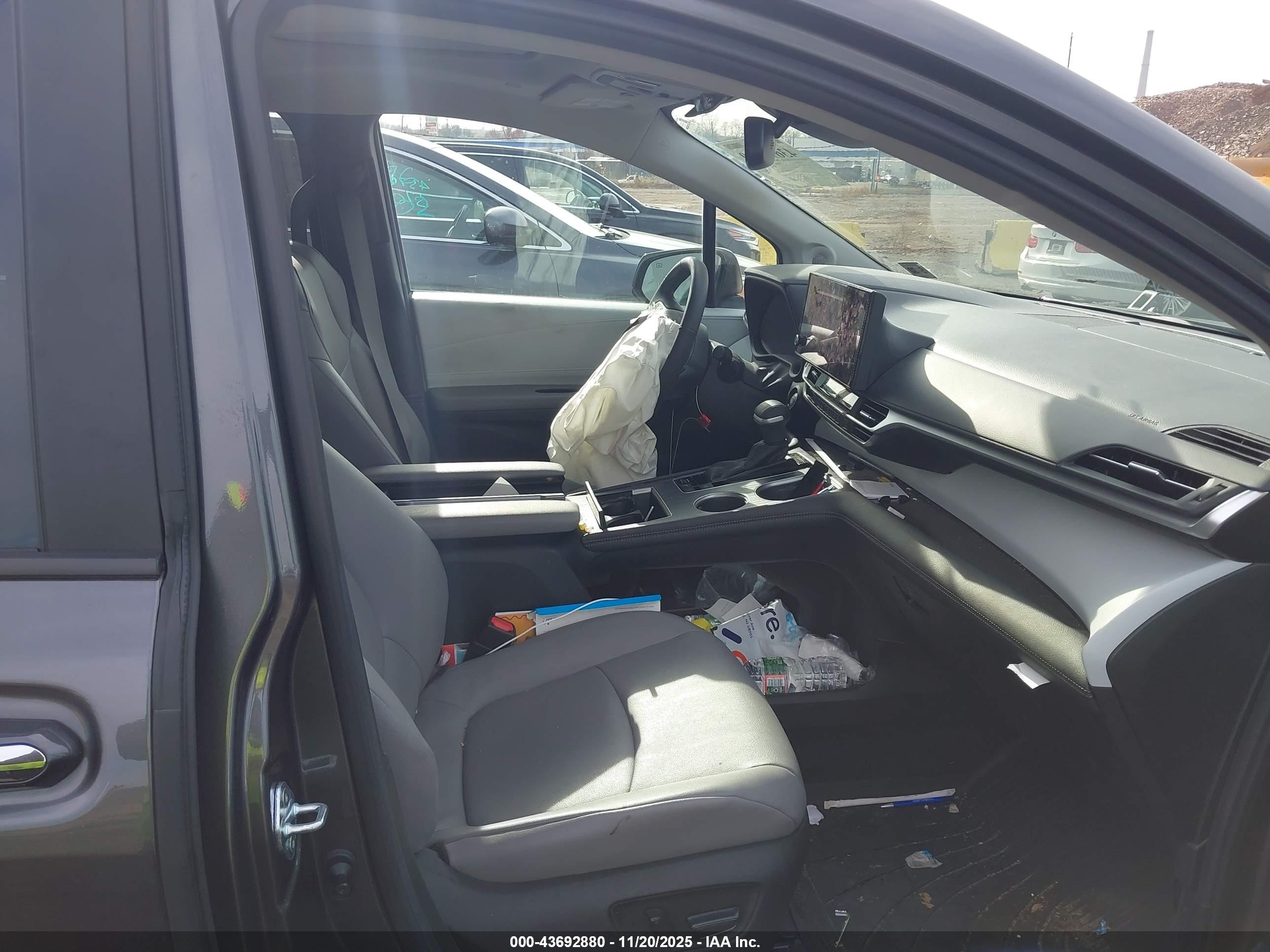 TOYOTA SIENNA image 5