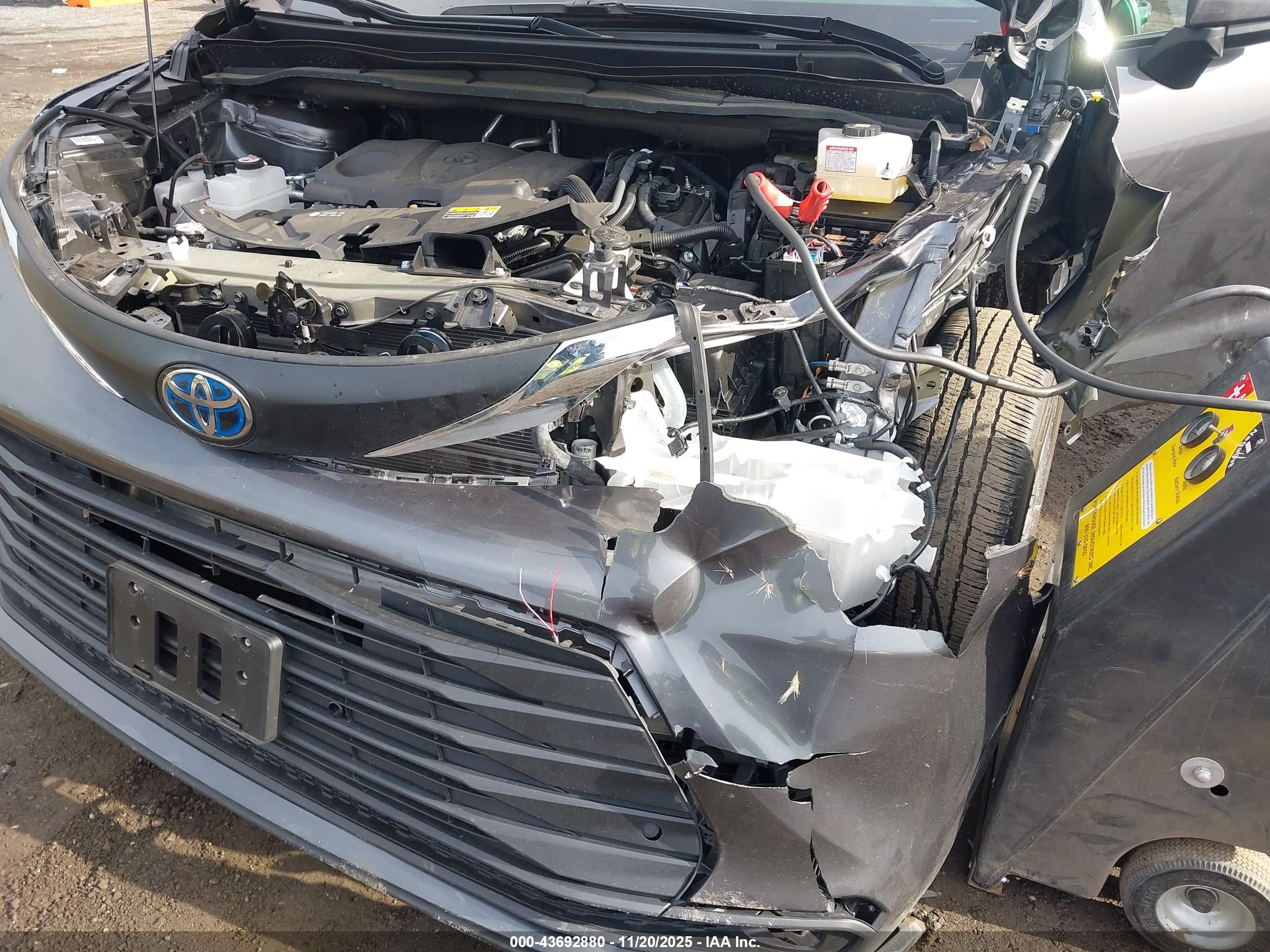 TOYOTA SIENNA image 6