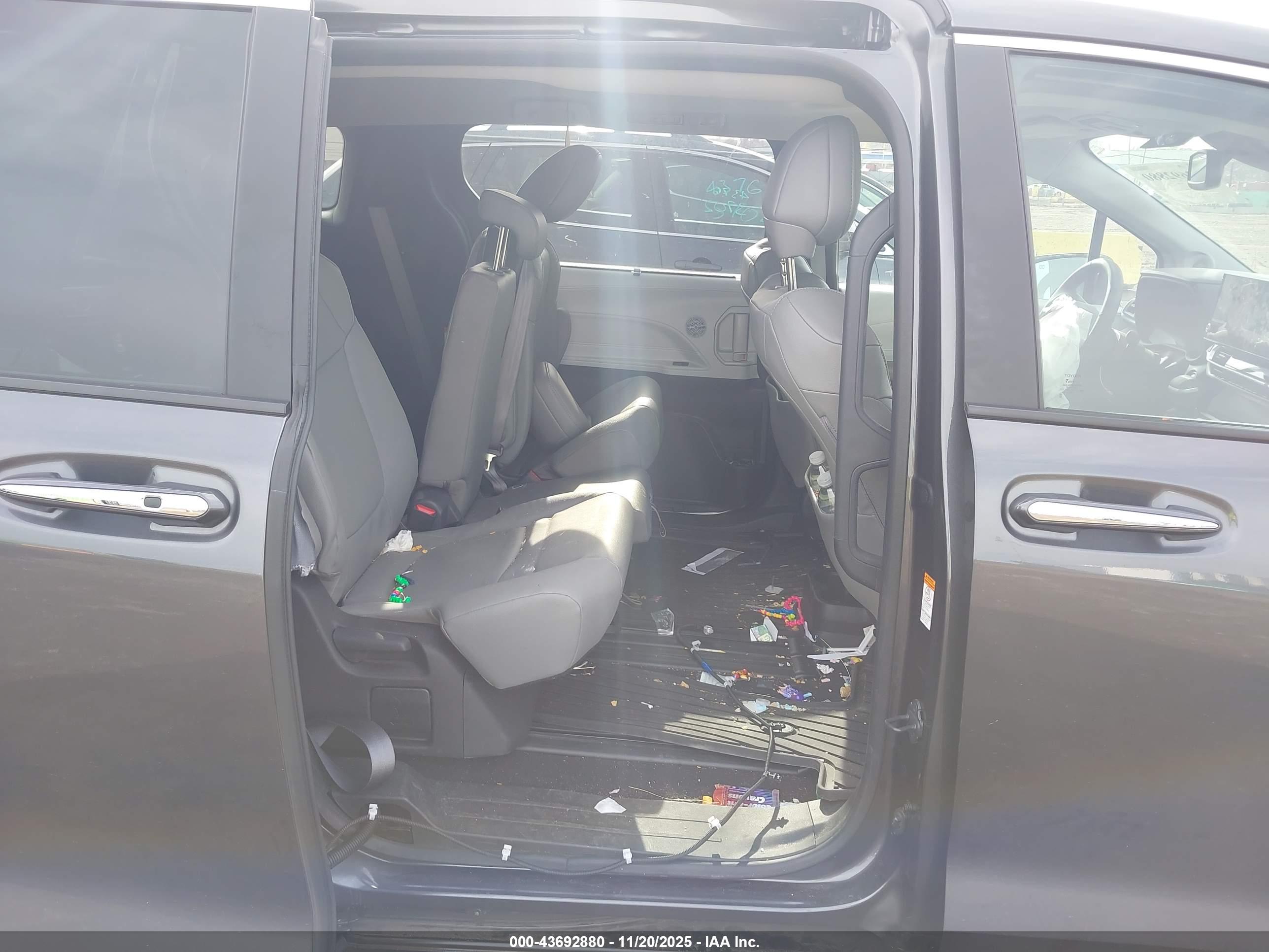TOYOTA SIENNA image 8