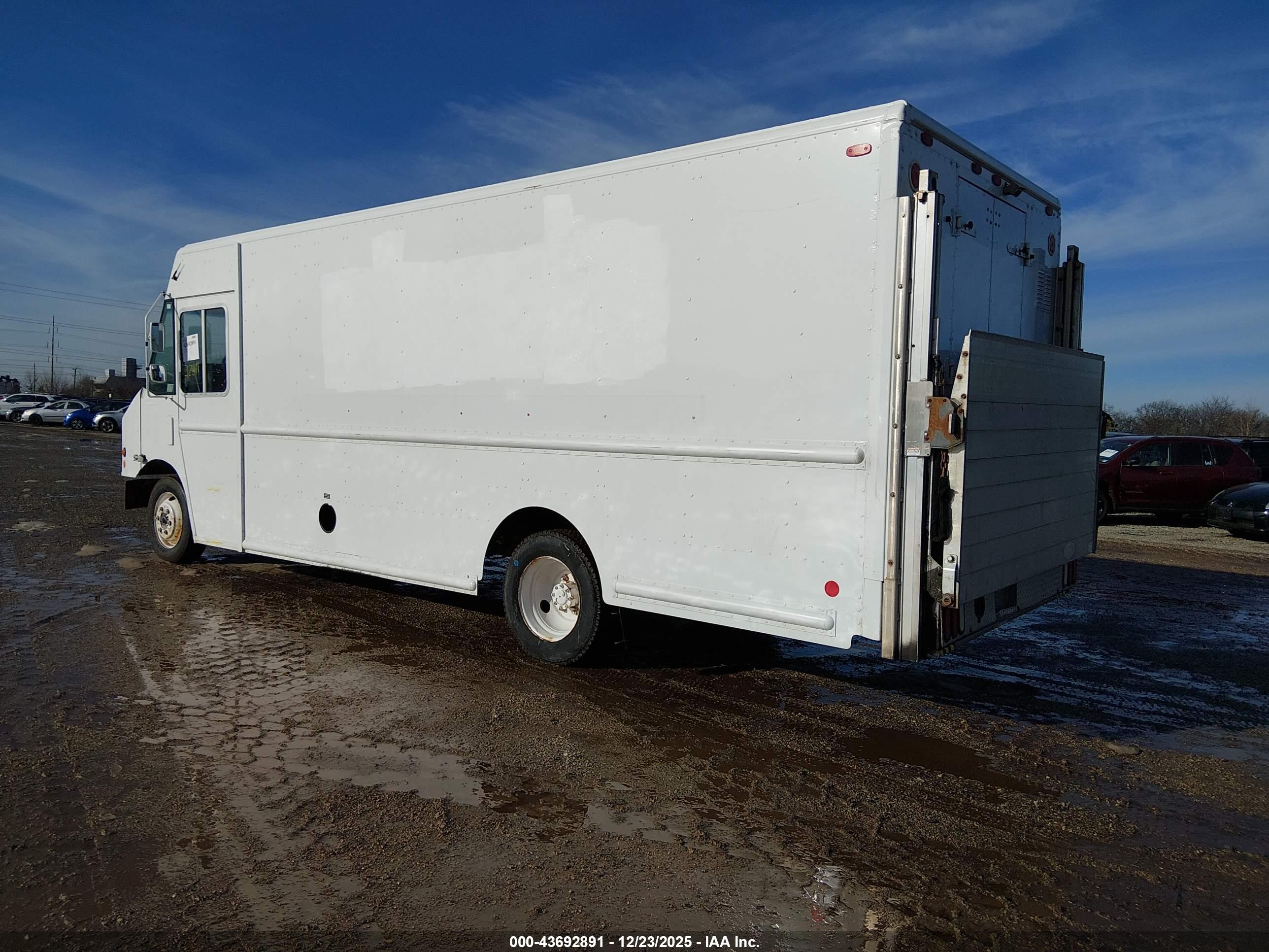 FREIGHTLINER CHASSIS image 3