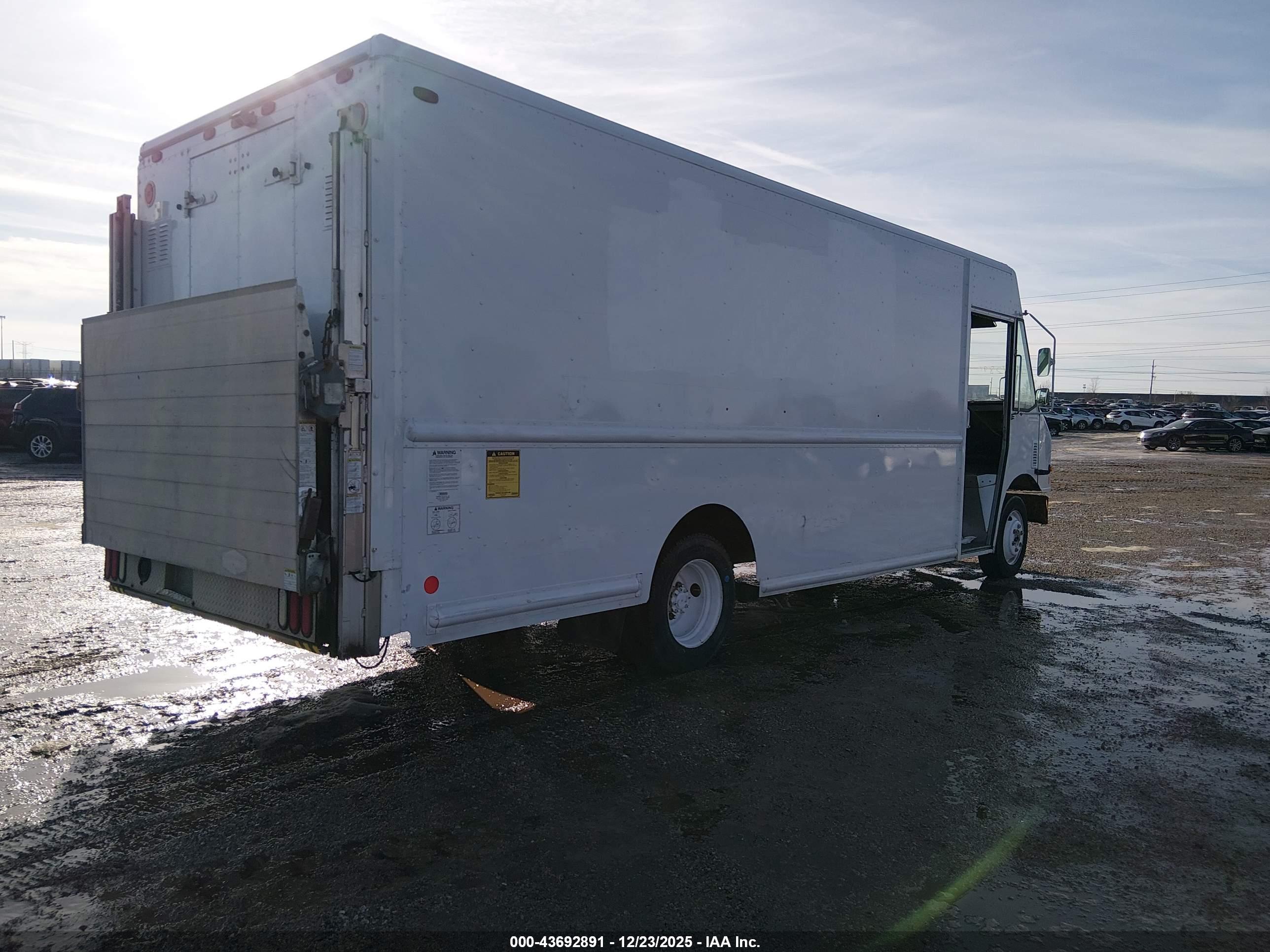 FREIGHTLINER CHASSIS image 4