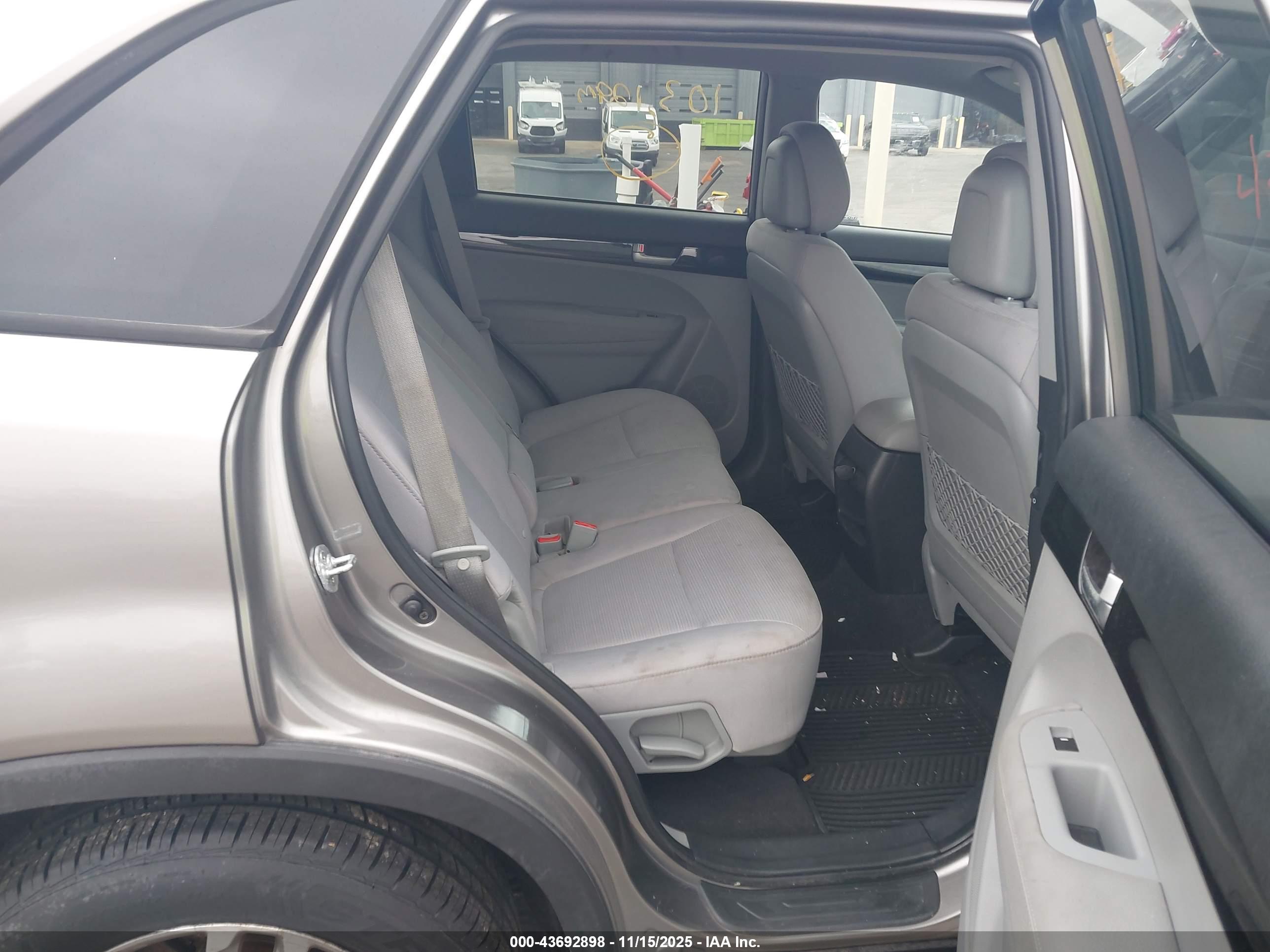 KIA SORENTO image 8