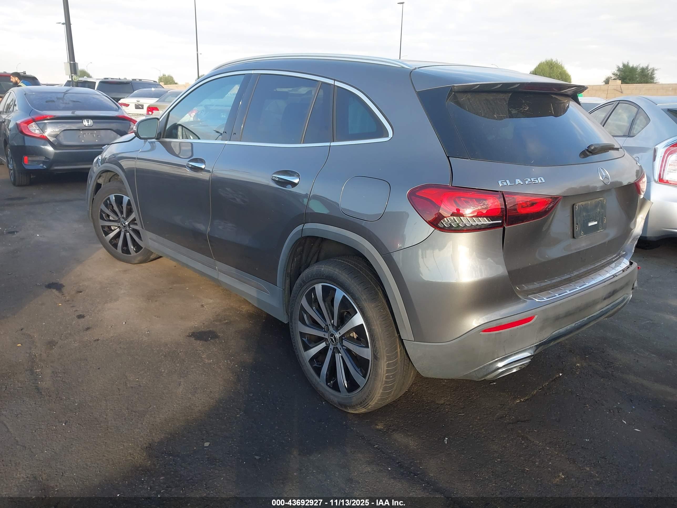 MERCEDES-BENZ GLA image 3