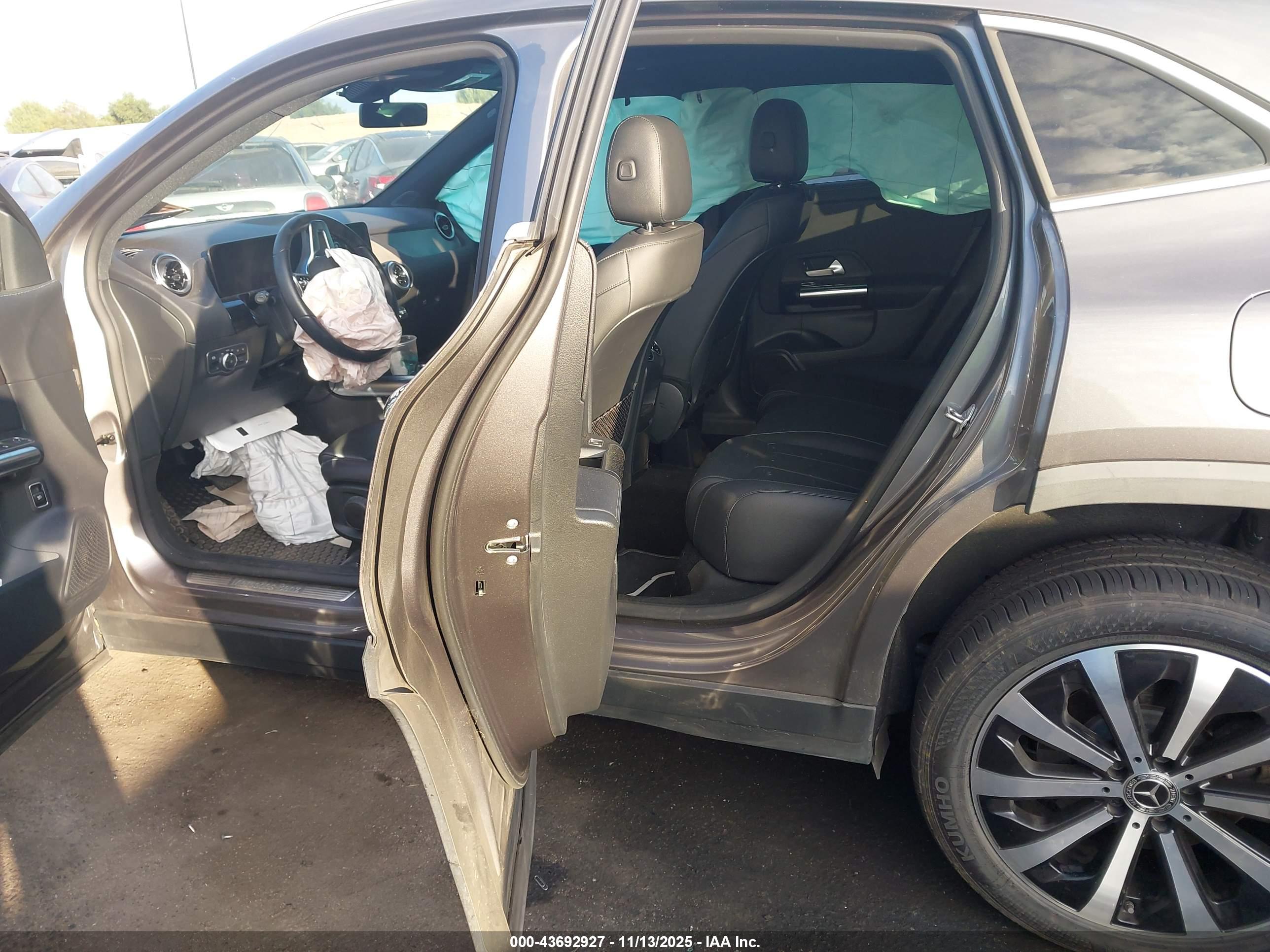 MERCEDES-BENZ GLA image 8