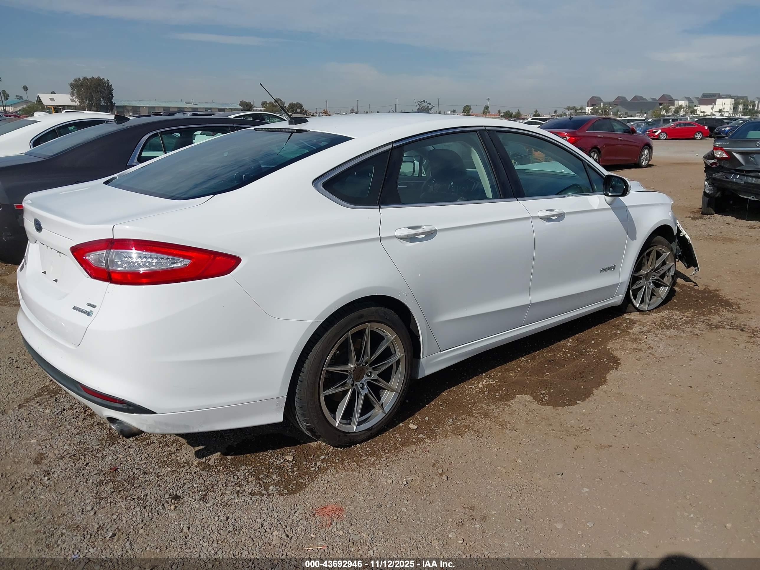 FORD FUSION image 4