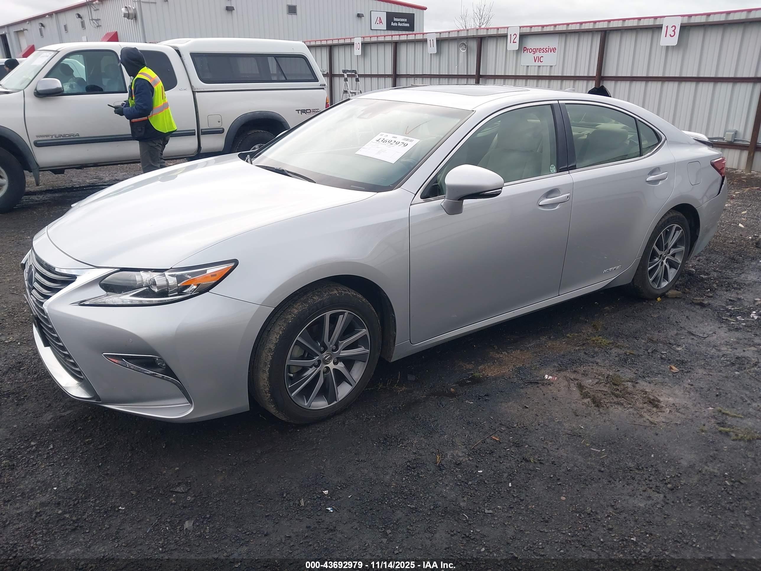 LEXUS ES image 2