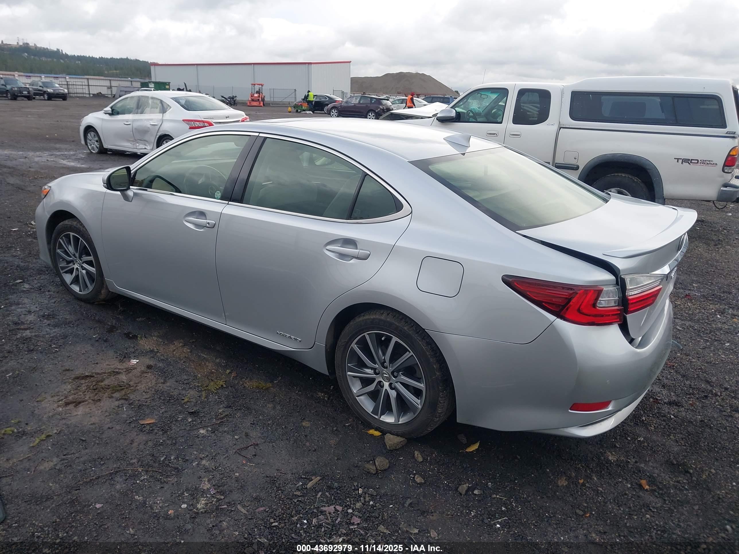 LEXUS ES image 3