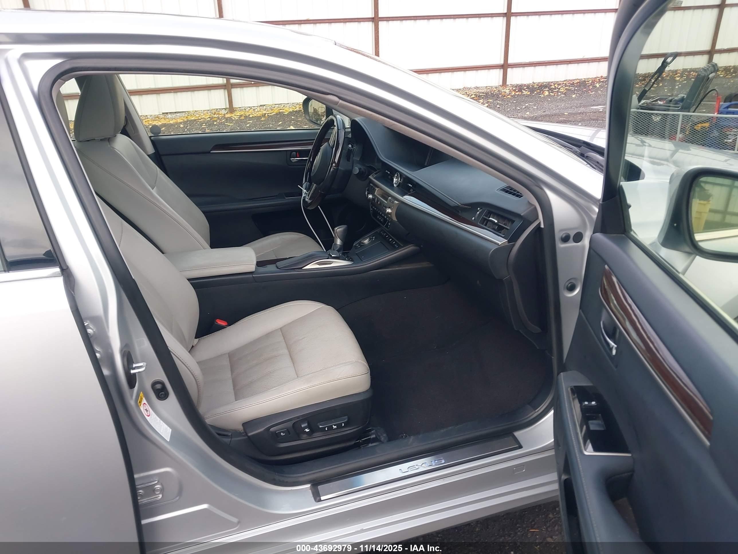 LEXUS ES image 5
