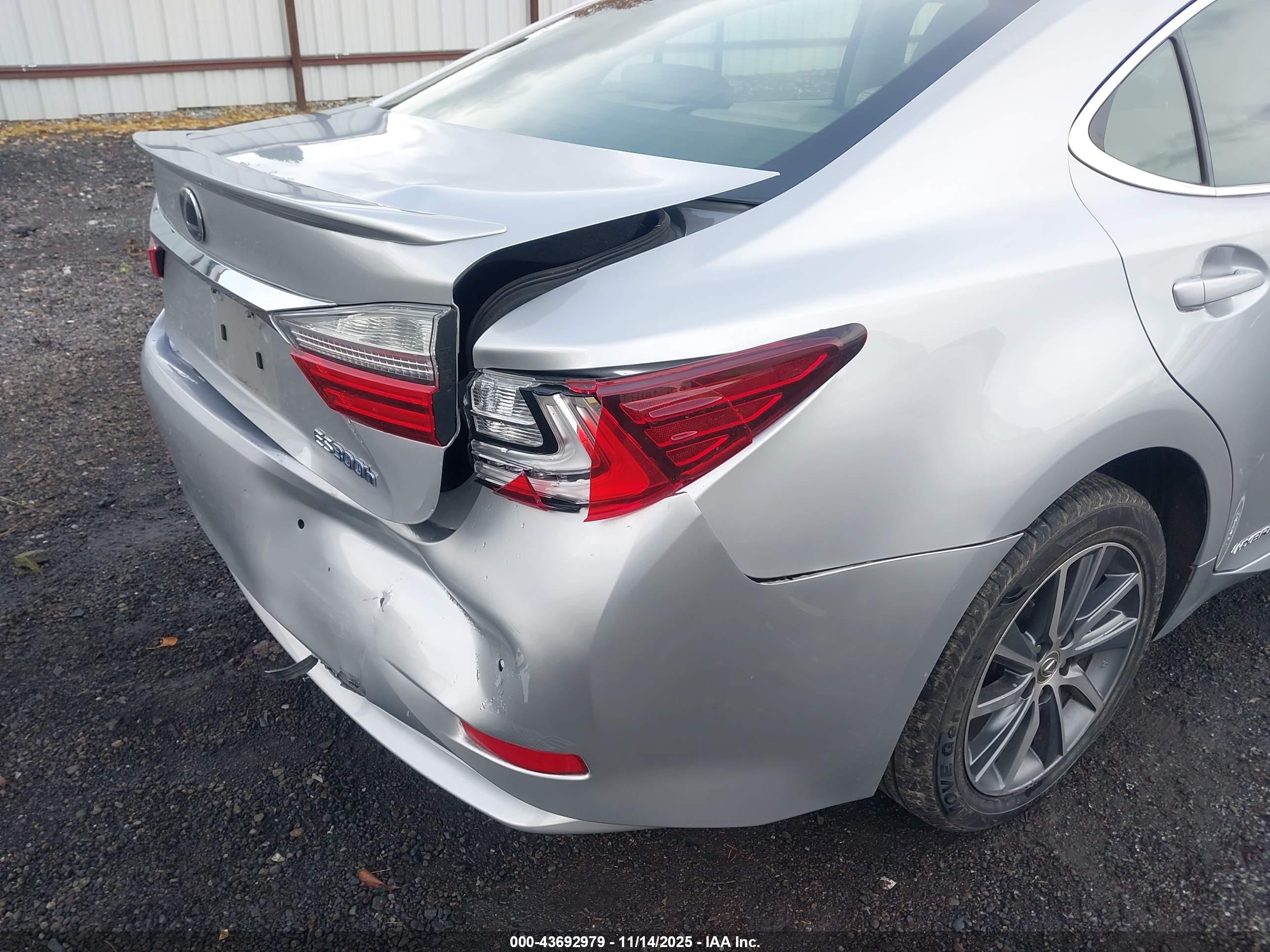 LEXUS ES image 6