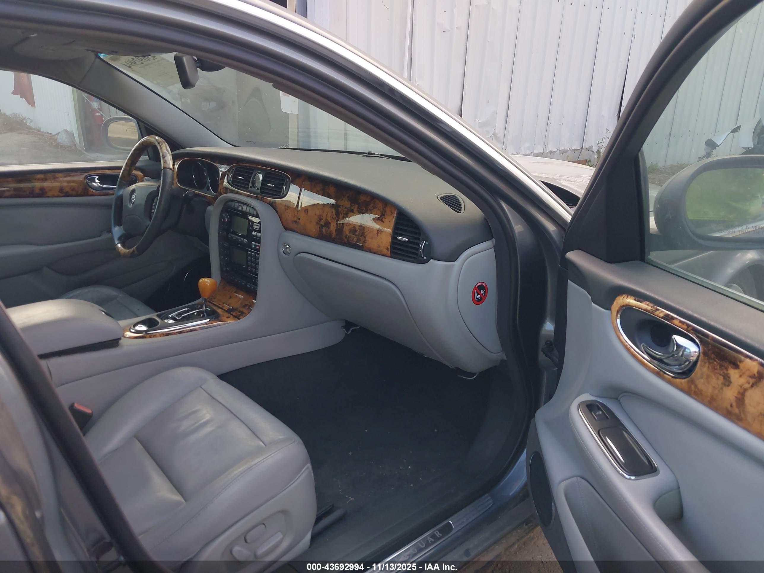 JAGUAR XJ image 5