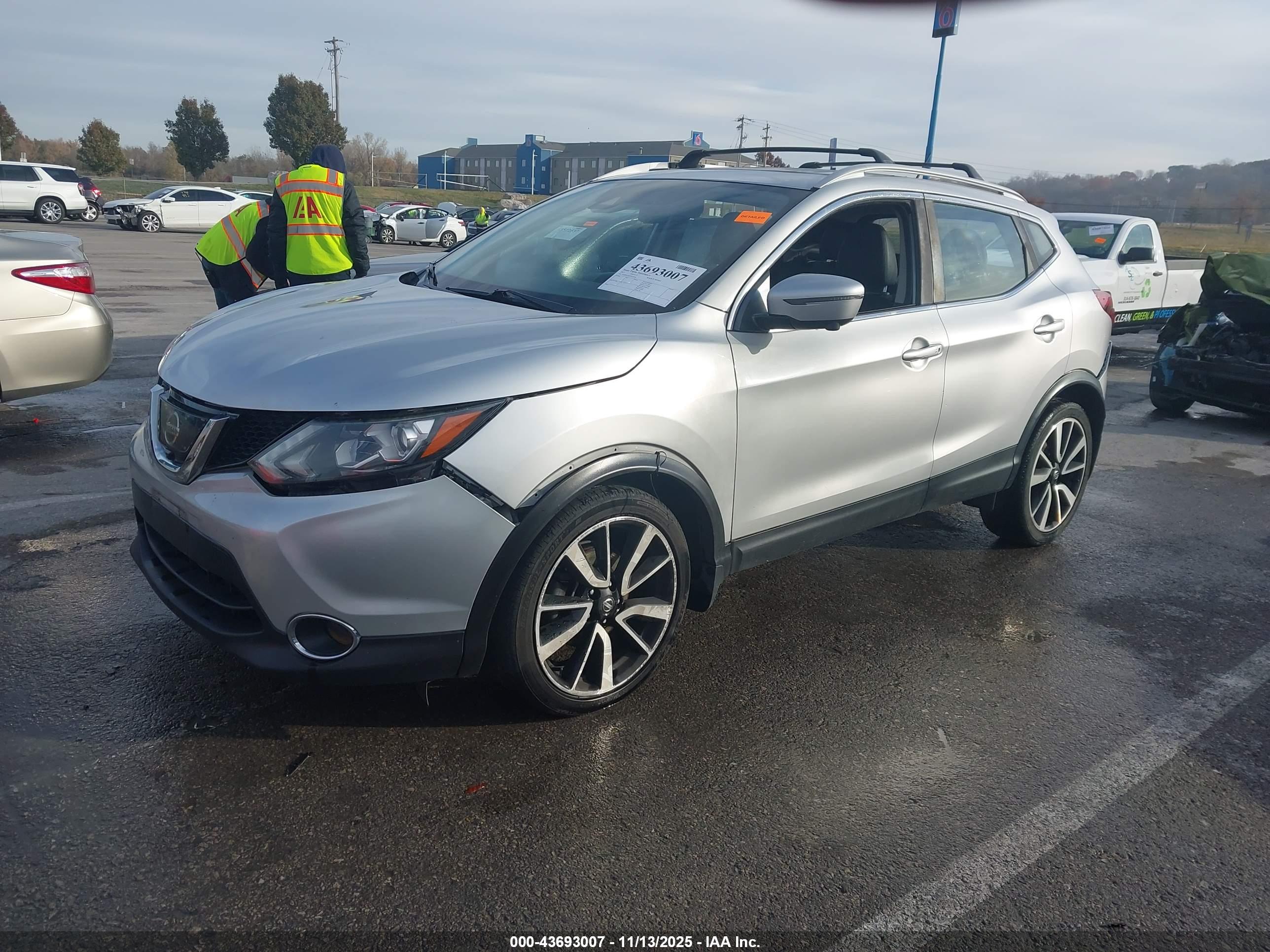 NISSAN ROGUE image 2