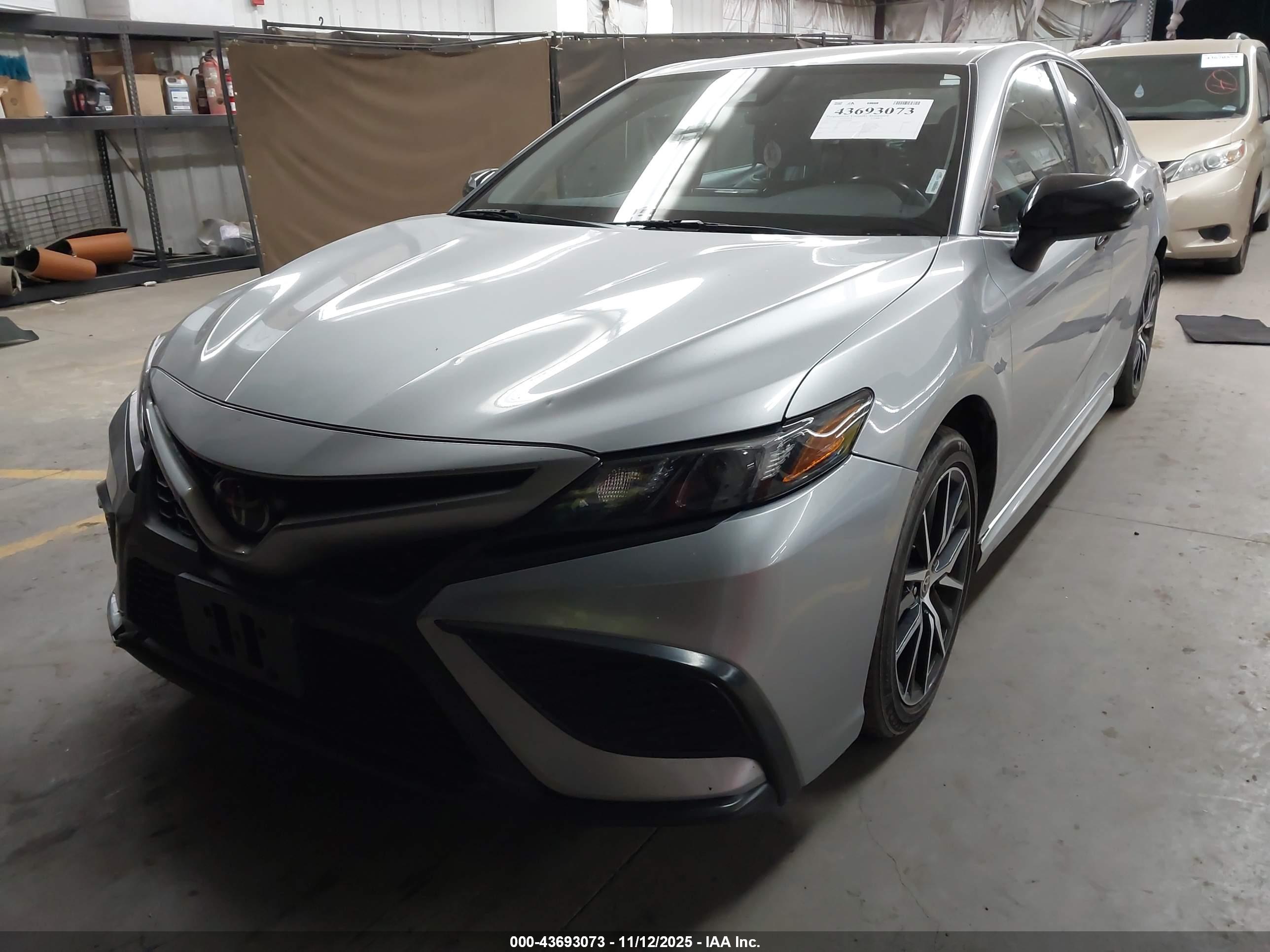 TOYOTA CAMRY image 2