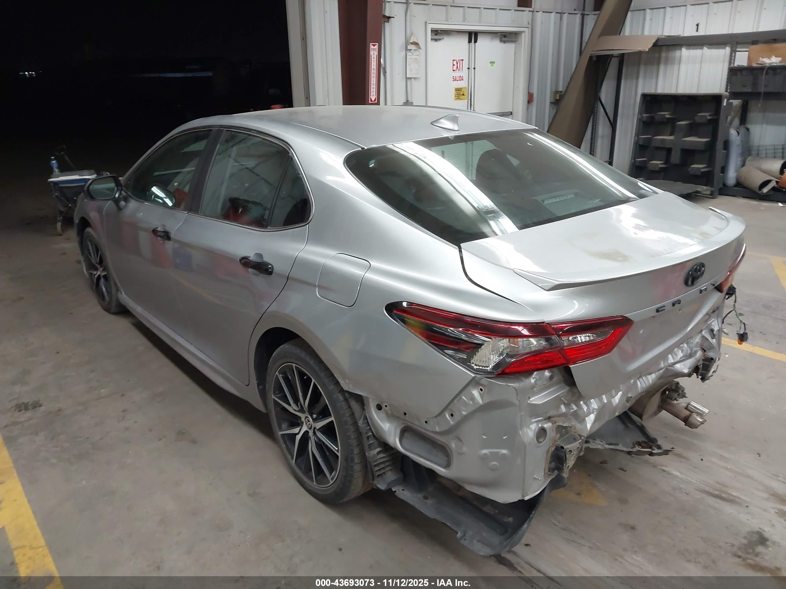 TOYOTA CAMRY image 3