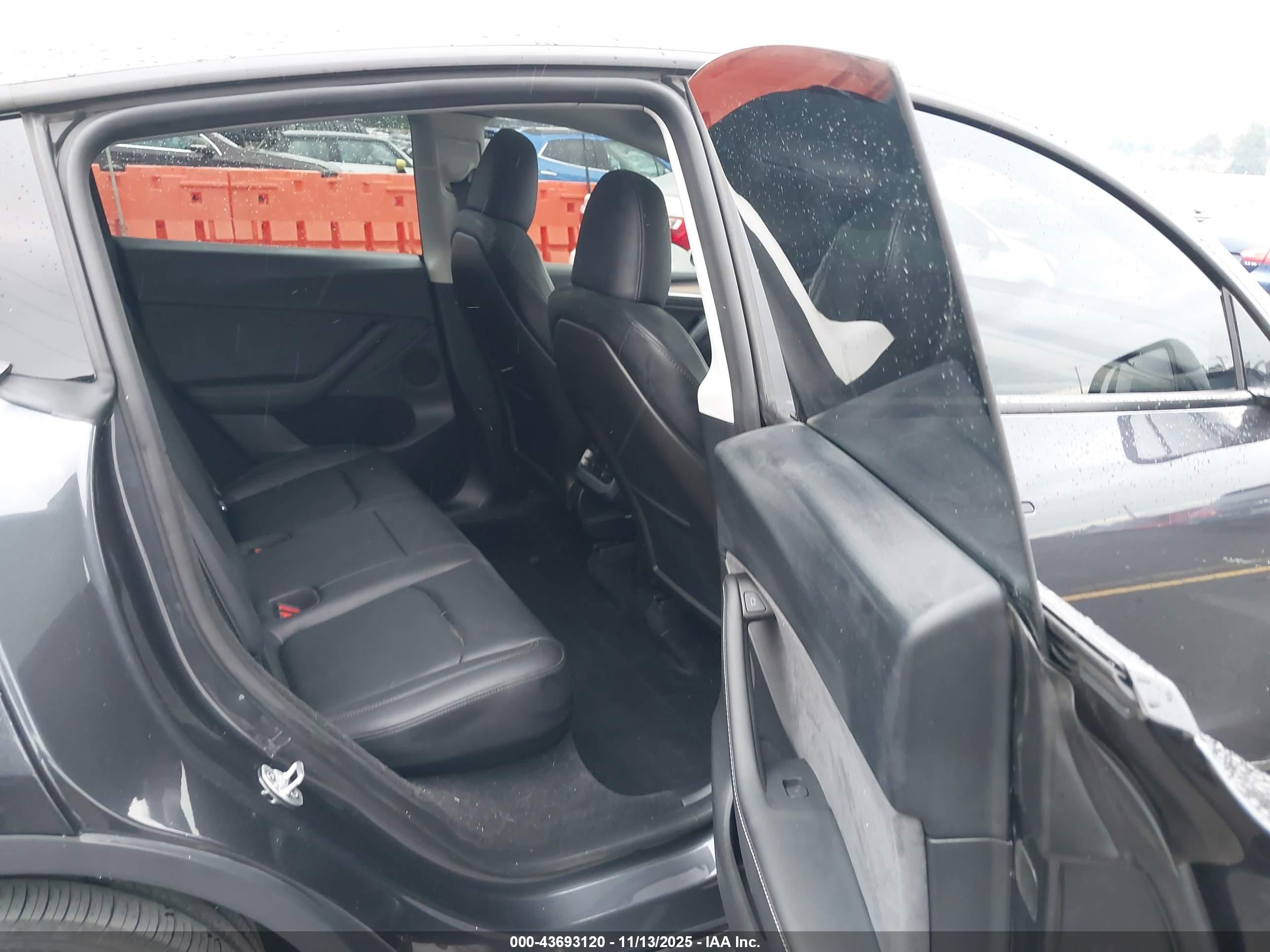 TESLA MODEL image 8