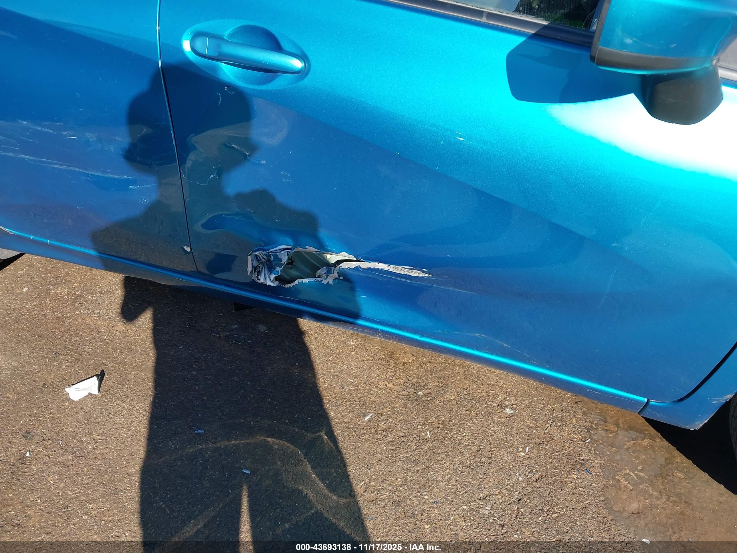 NISSAN VERSA image 6