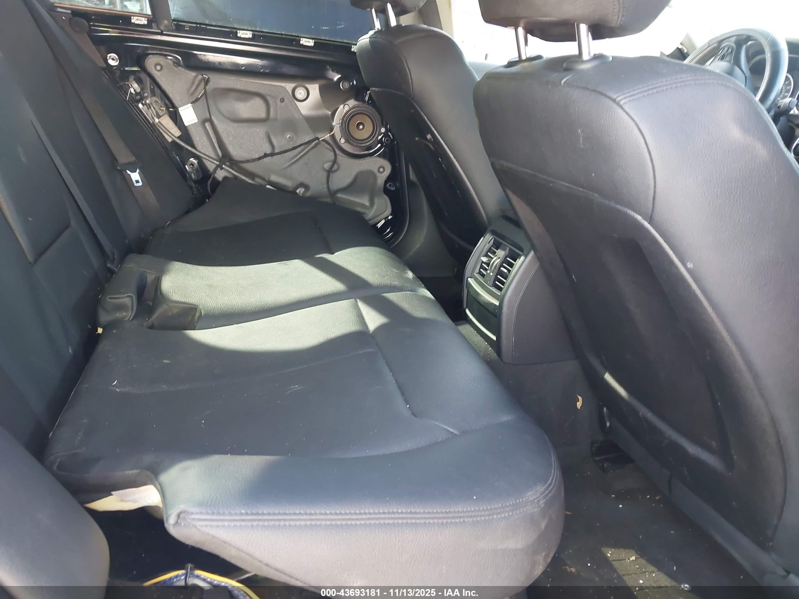 BMW 320I image 8