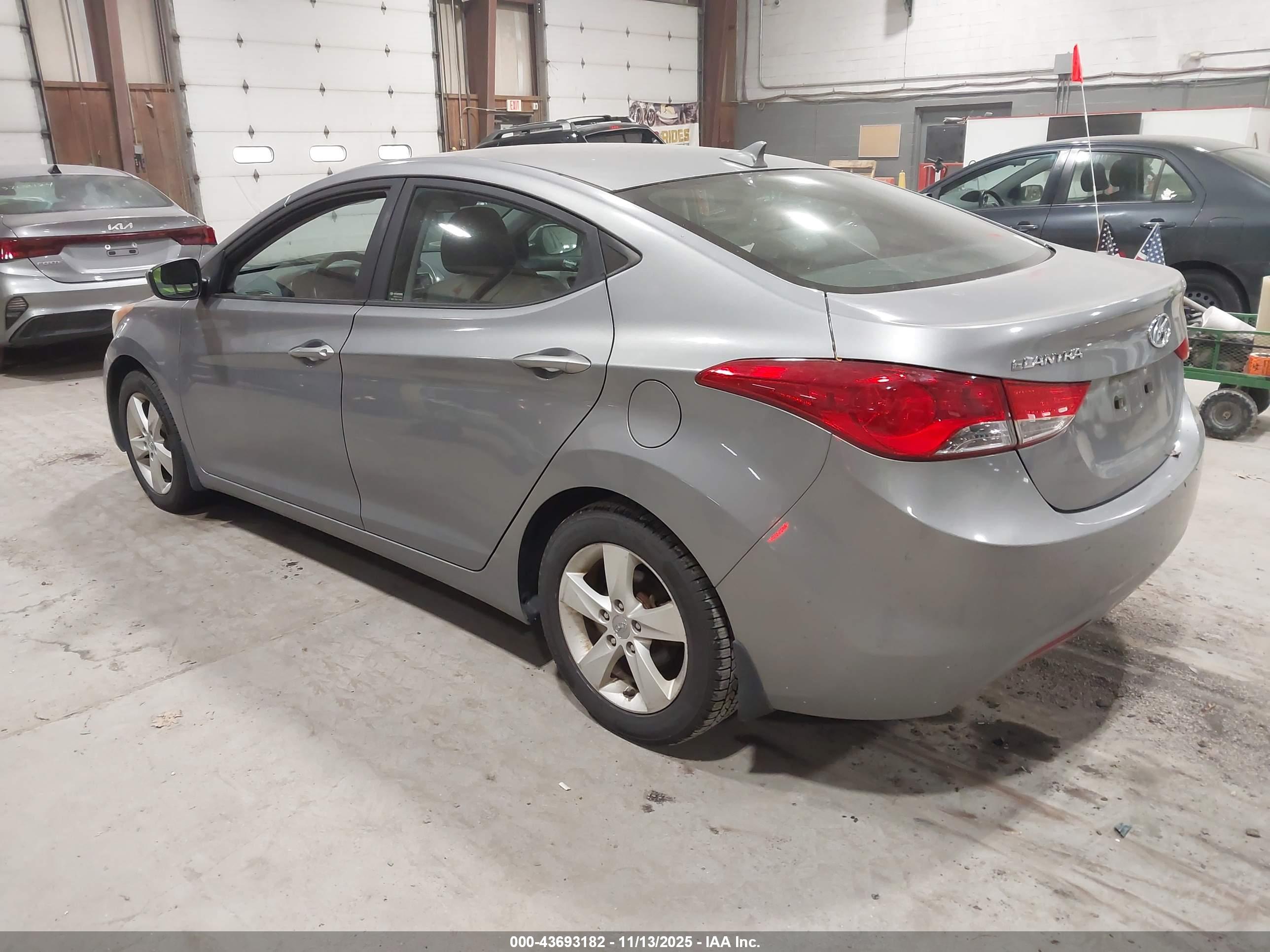 HYUNDAI ELANTRA image 3