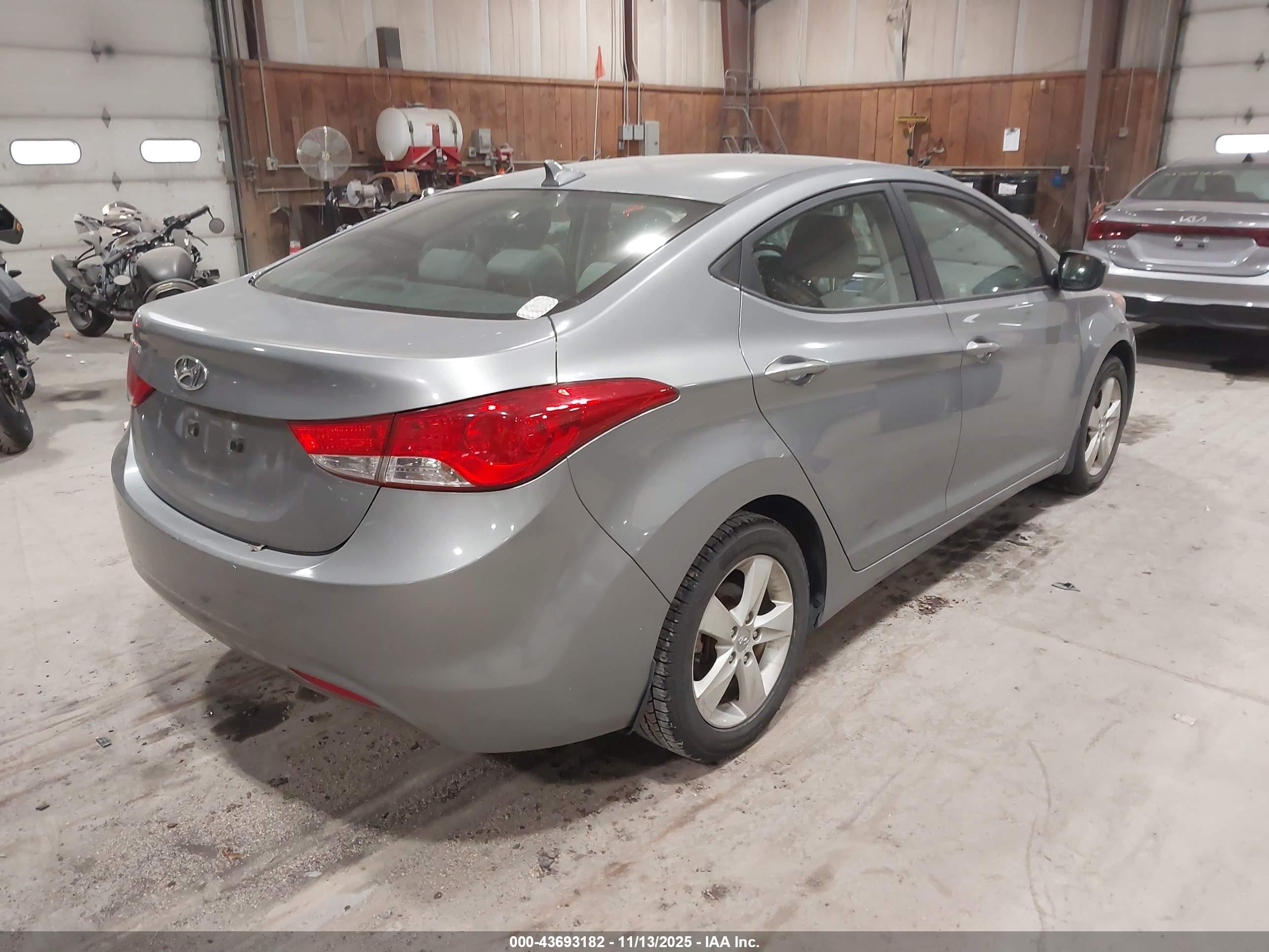HYUNDAI ELANTRA image 4