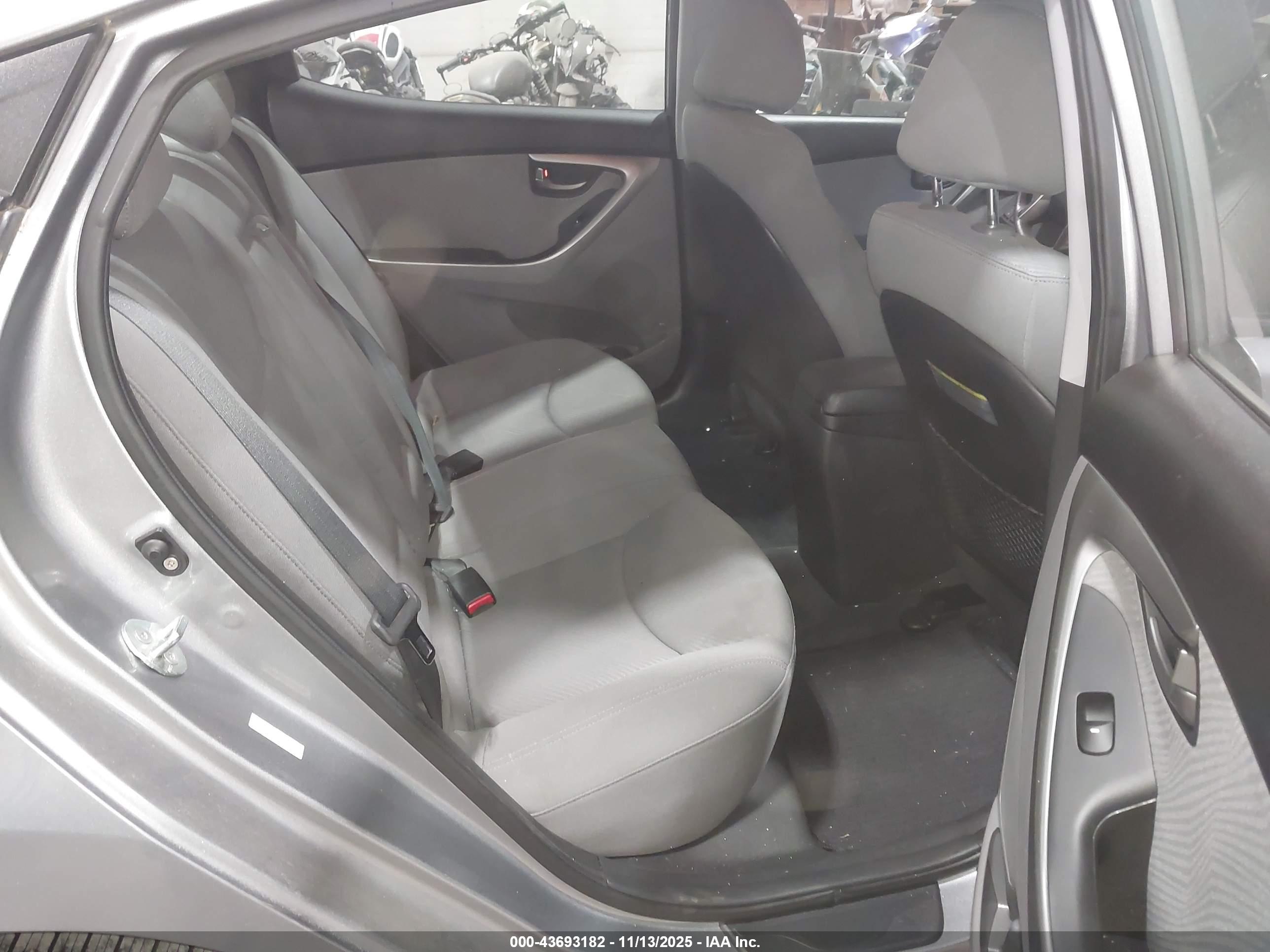HYUNDAI ELANTRA image 8