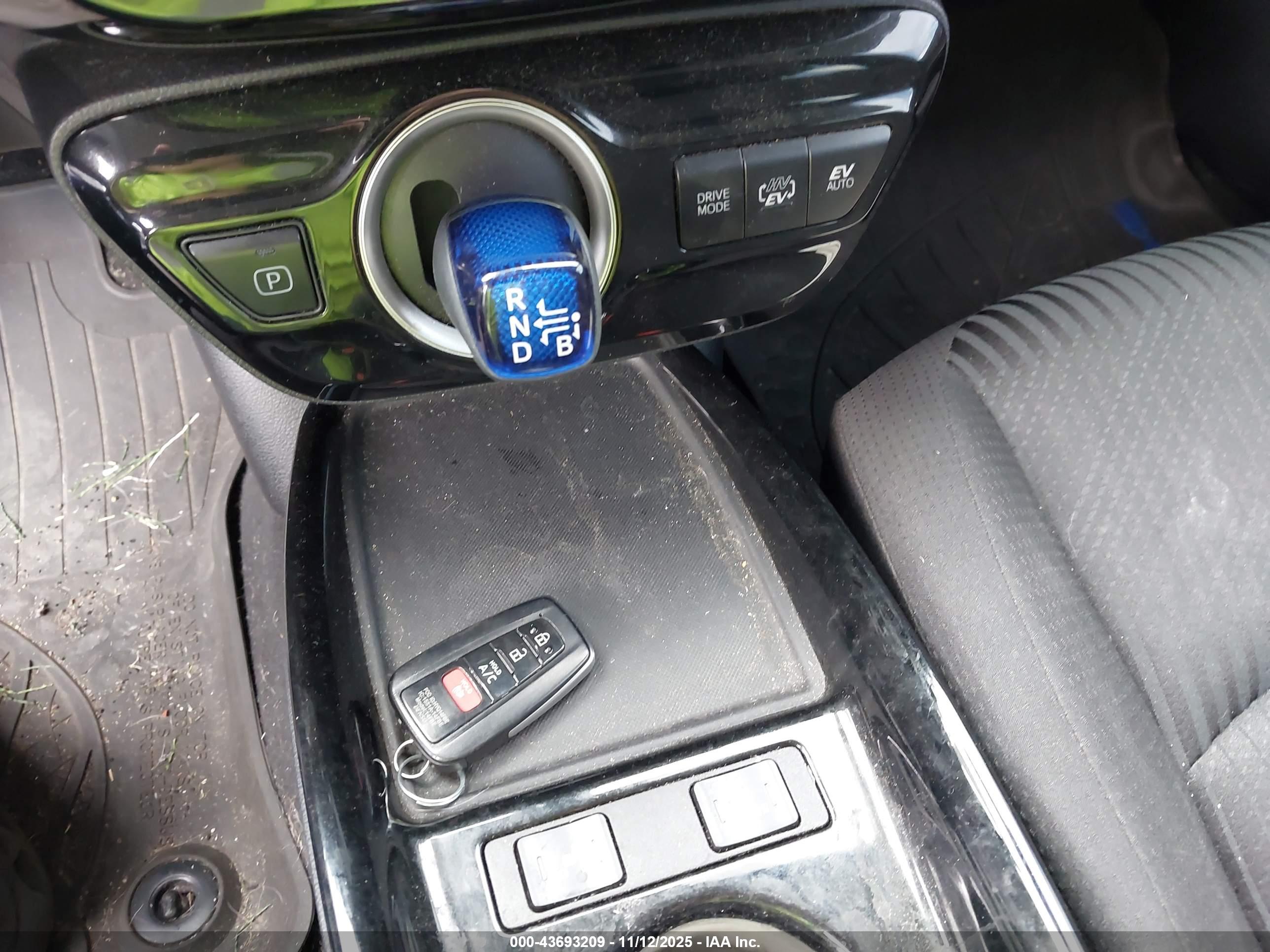 TOYOTA PRIUS image 11