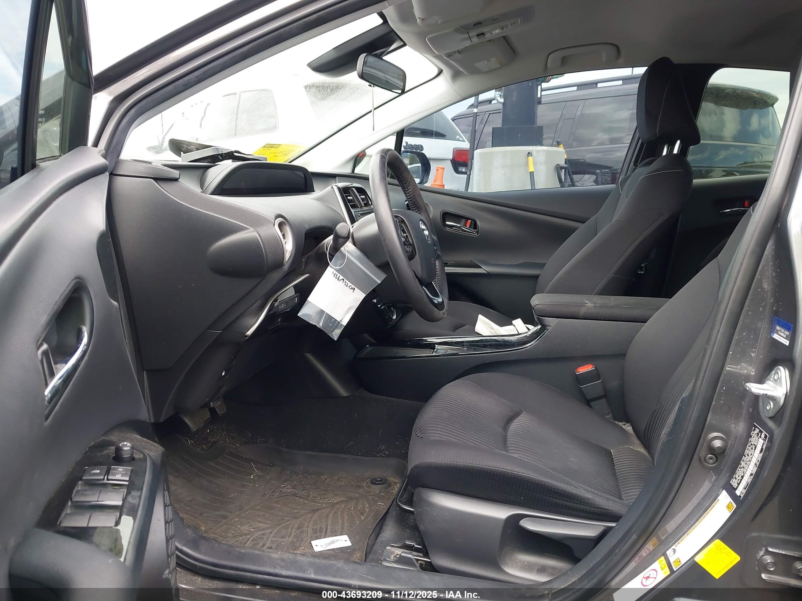 TOYOTA PRIUS image 5