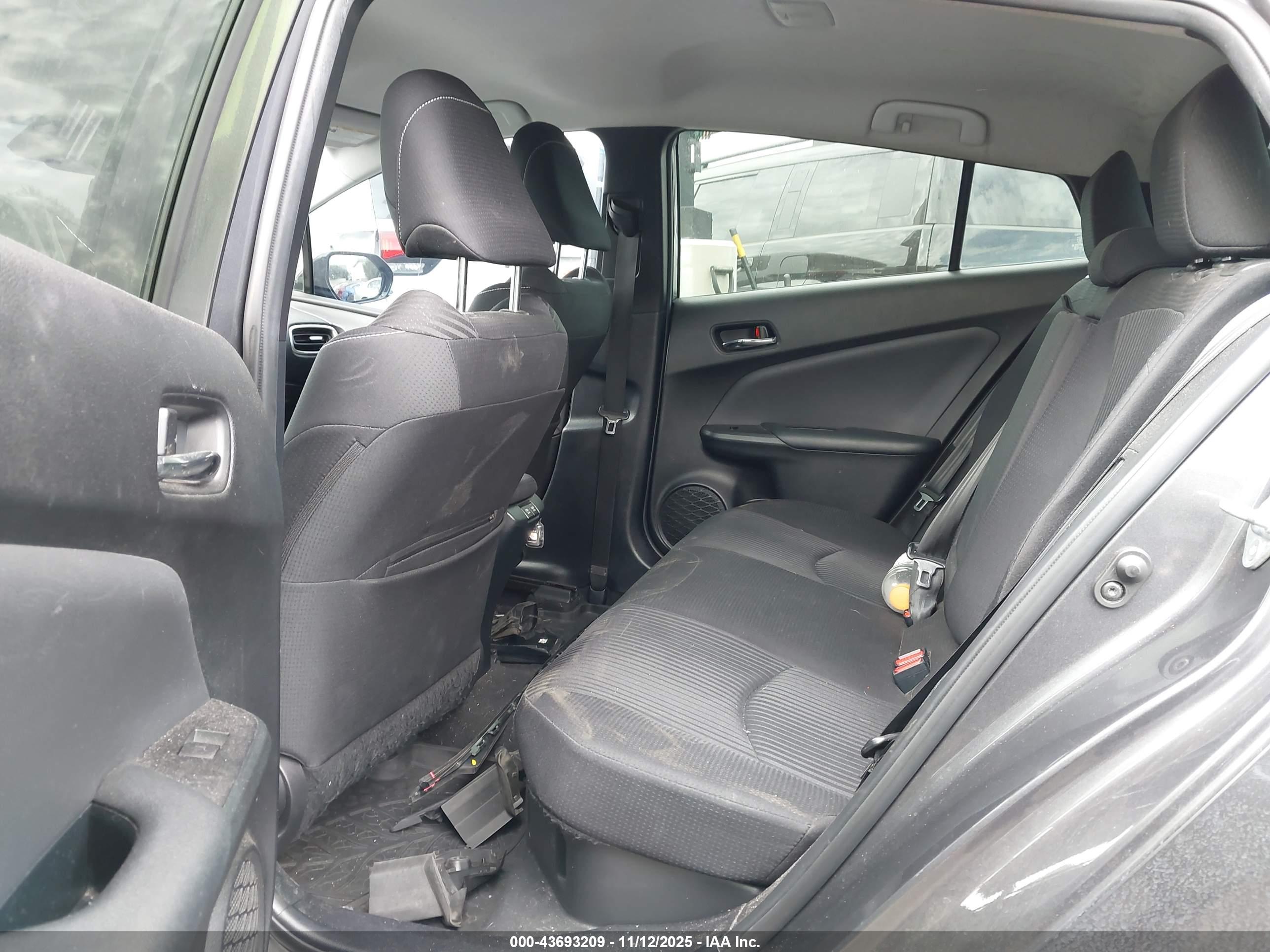 TOYOTA PRIUS image 8