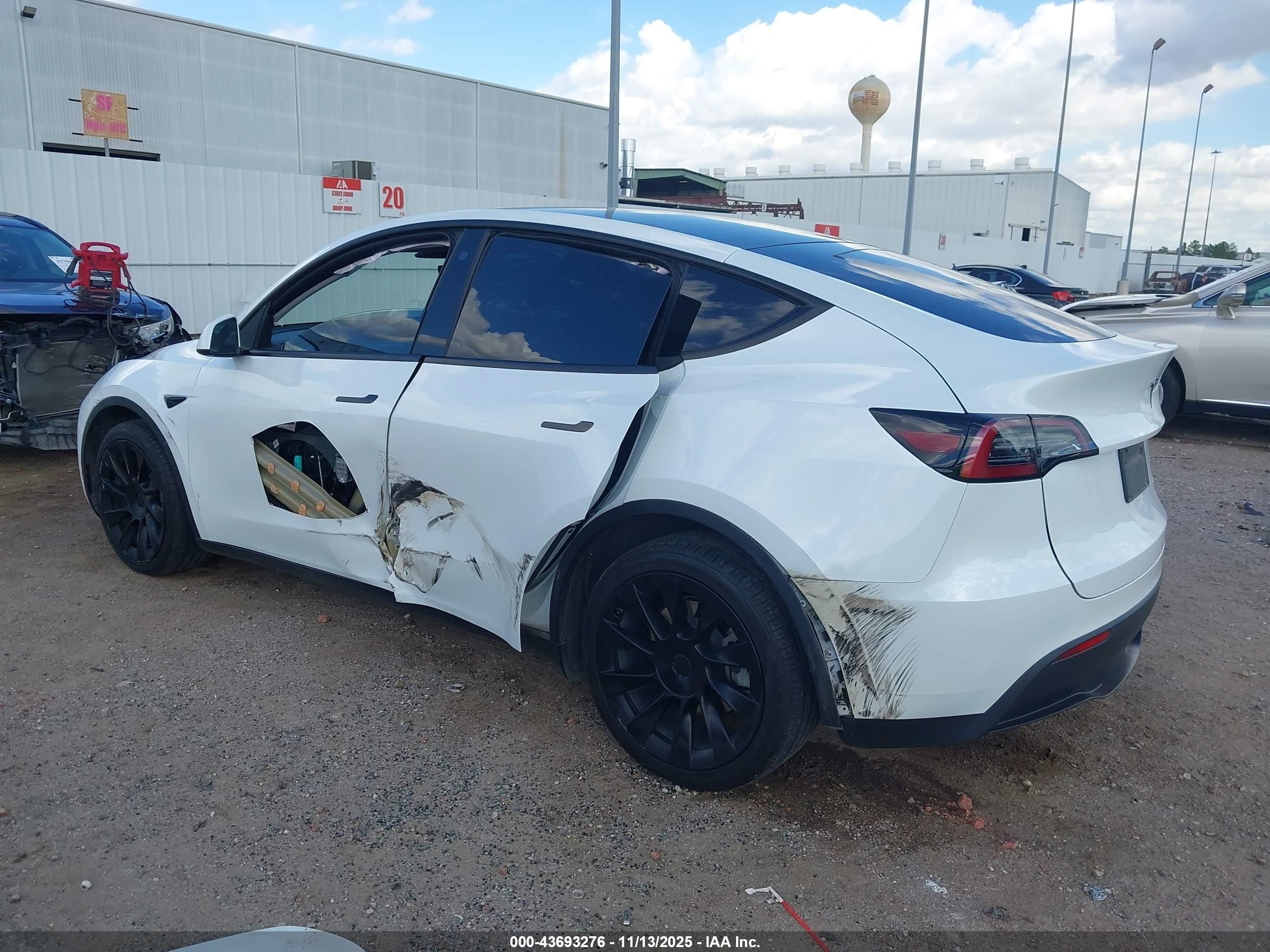 TESLA MODEL image 3