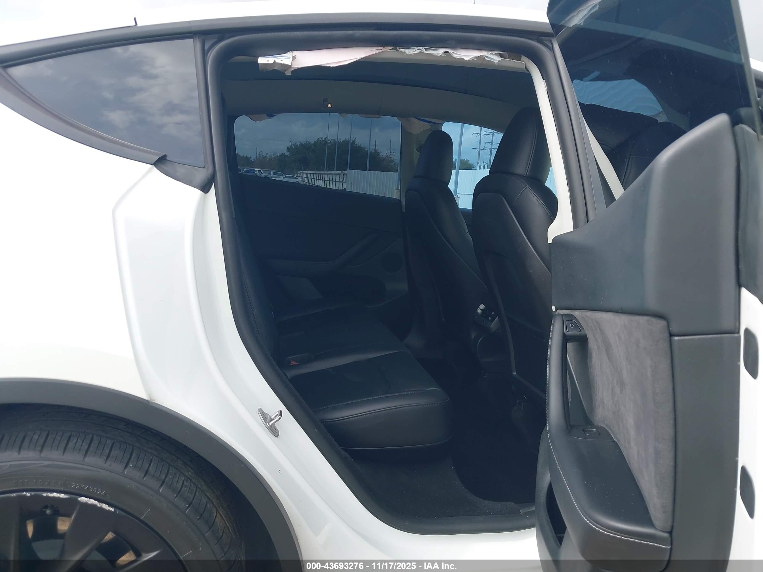 TESLA MODEL image 8