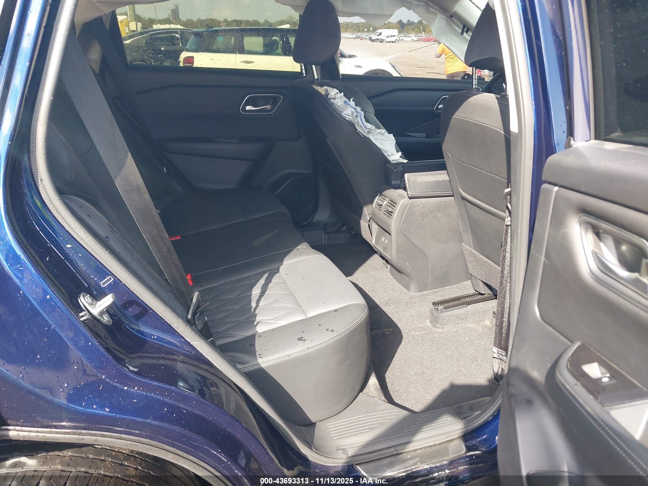 NISSAN ROGUE image 8