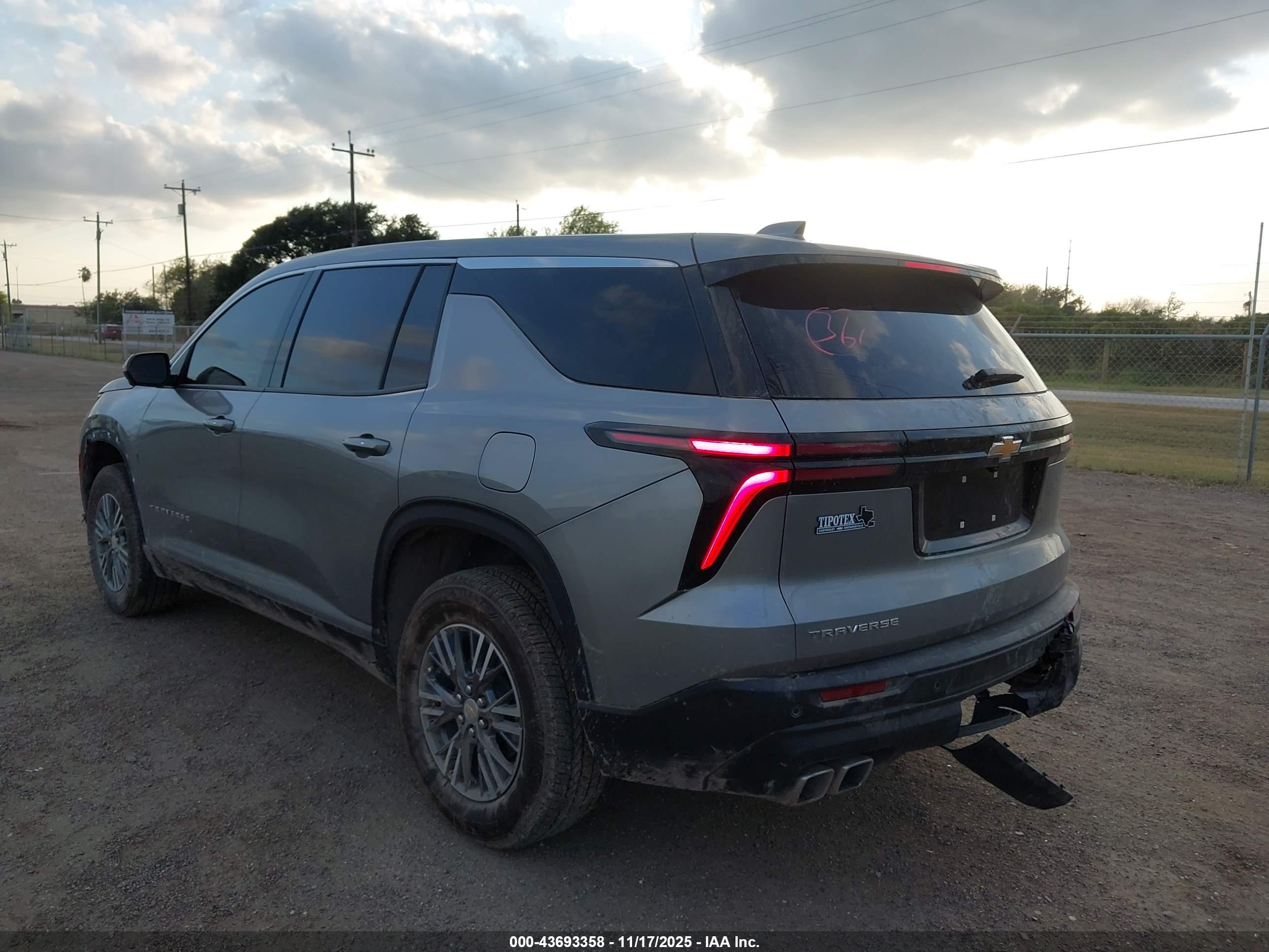 CHEVROLET TRAVERSE image 3