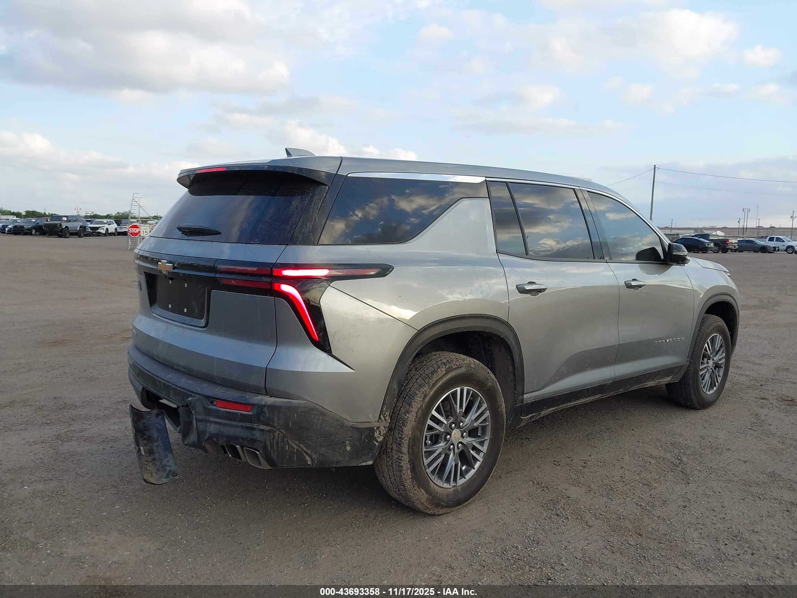 CHEVROLET TRAVERSE image 4
