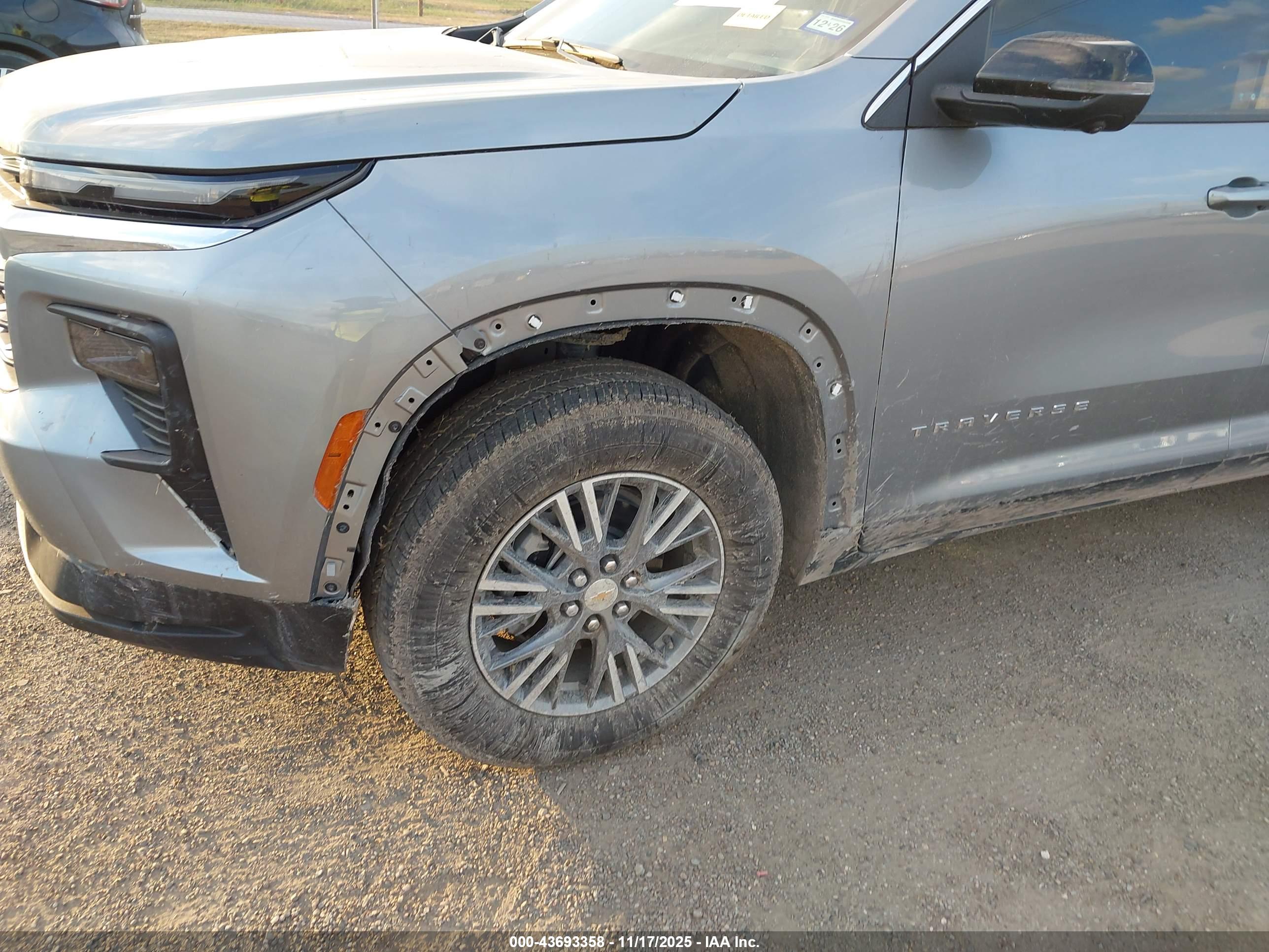 CHEVROLET TRAVERSE image 6