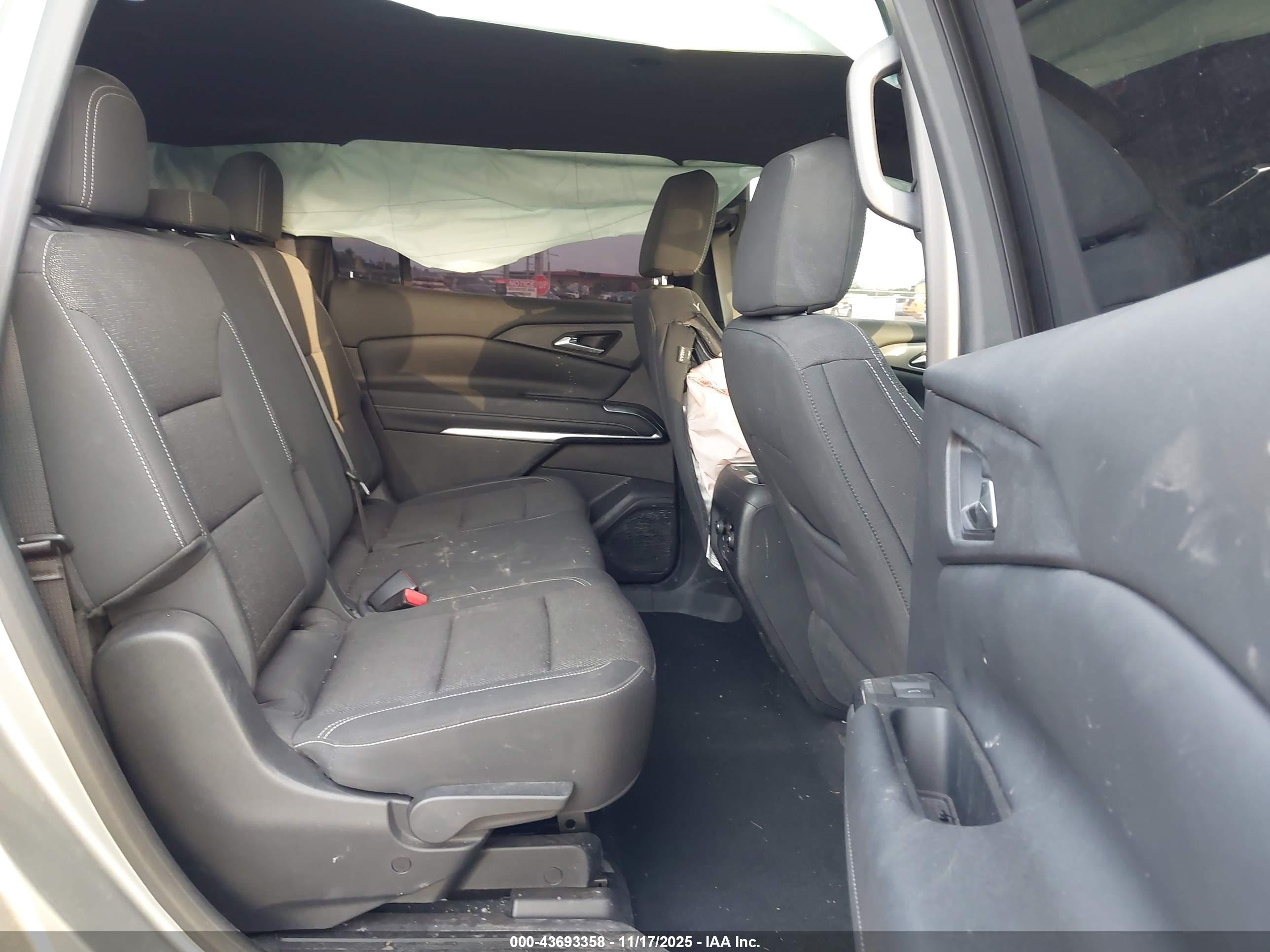 CHEVROLET TRAVERSE image 8