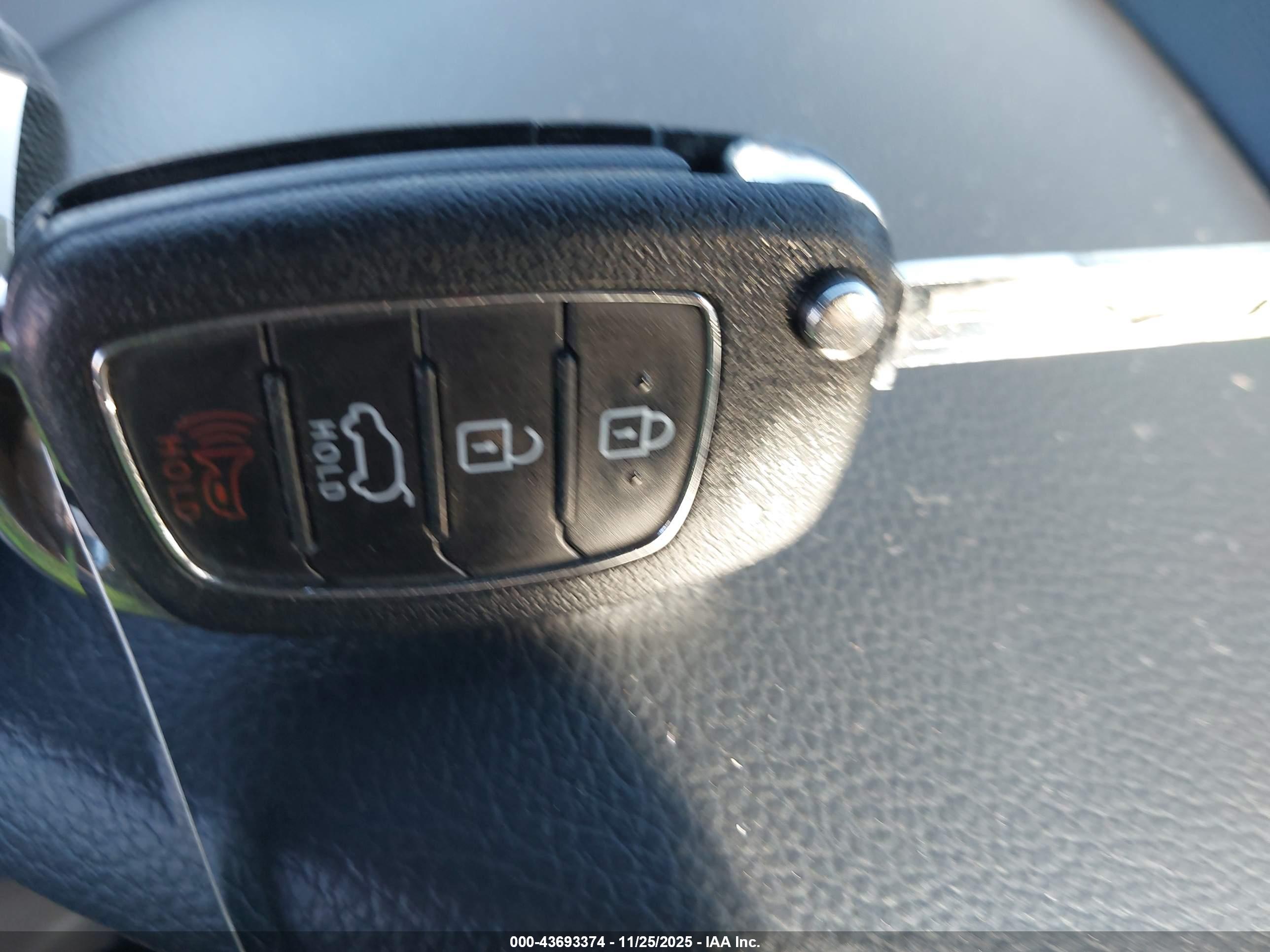 HYUNDAI SANTA image 11