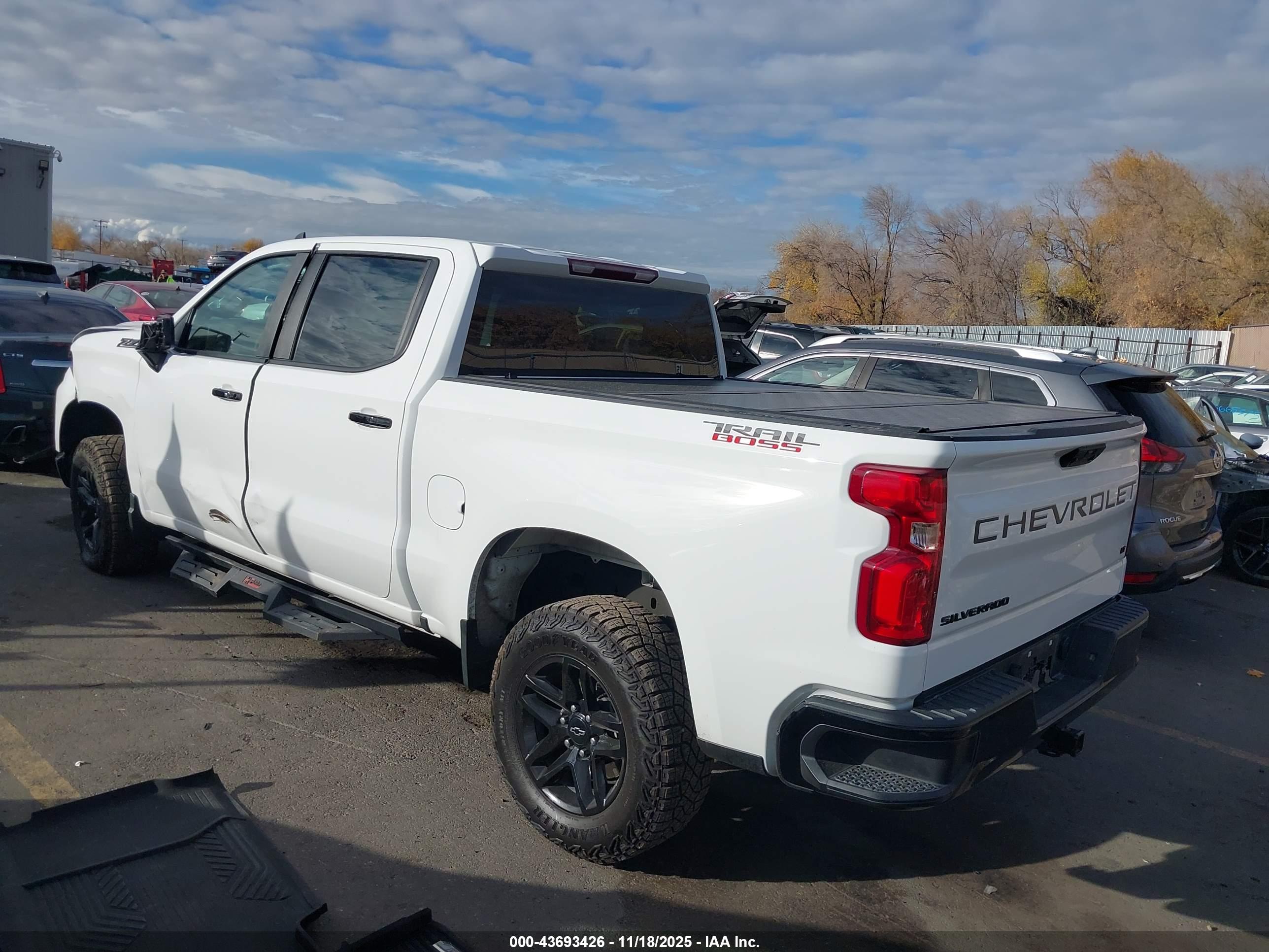 CHEVROLET SILVERADO image 3