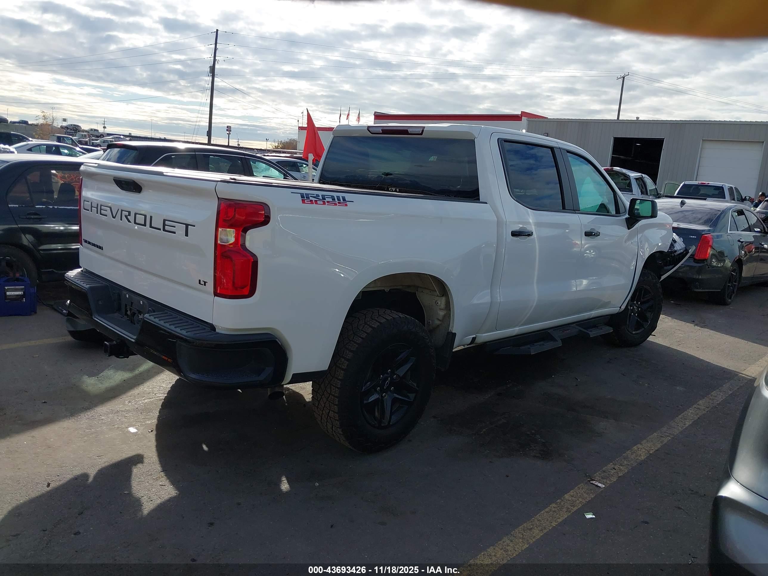 CHEVROLET SILVERADO image 4