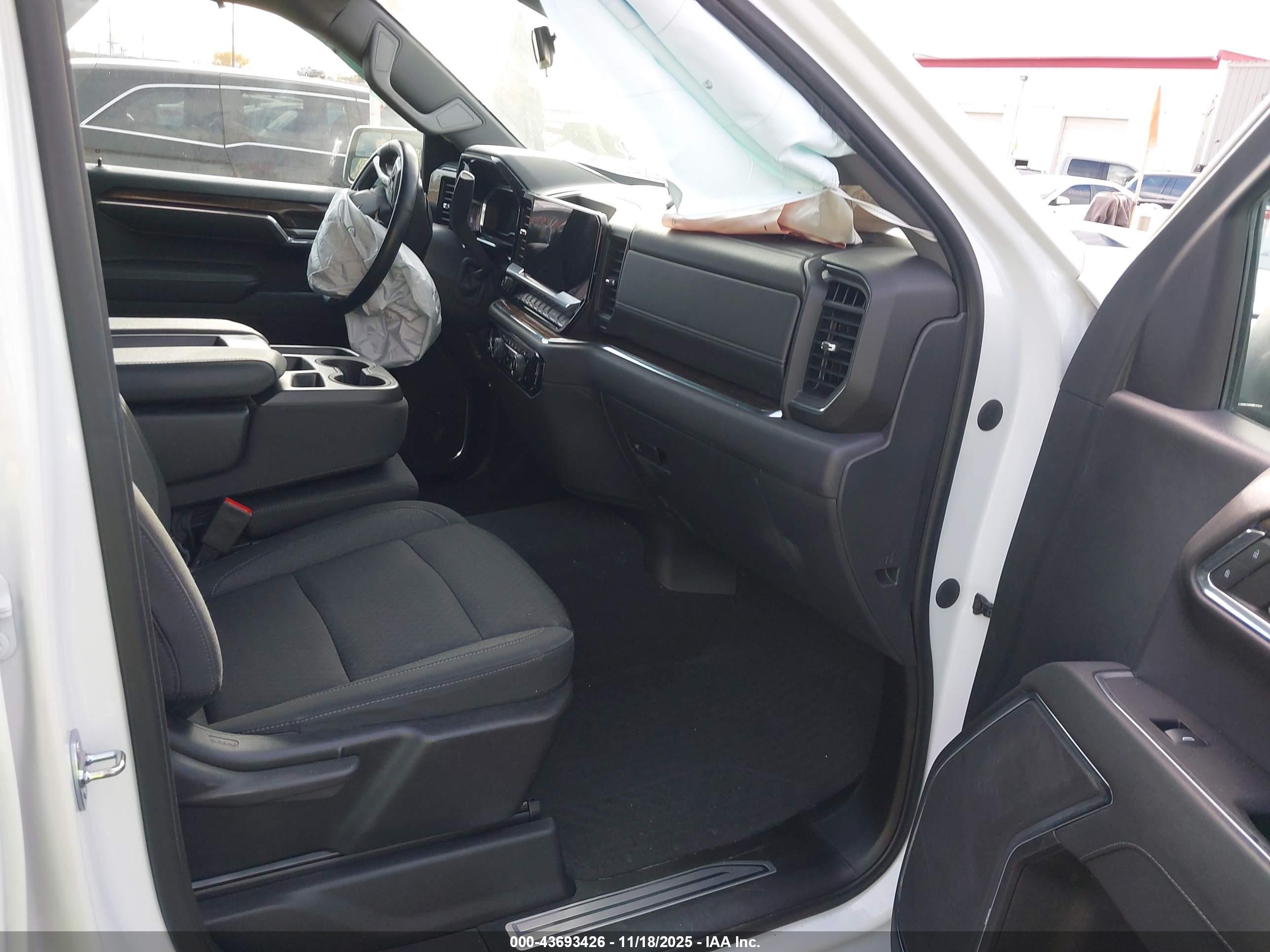 CHEVROLET SILVERADO image 5