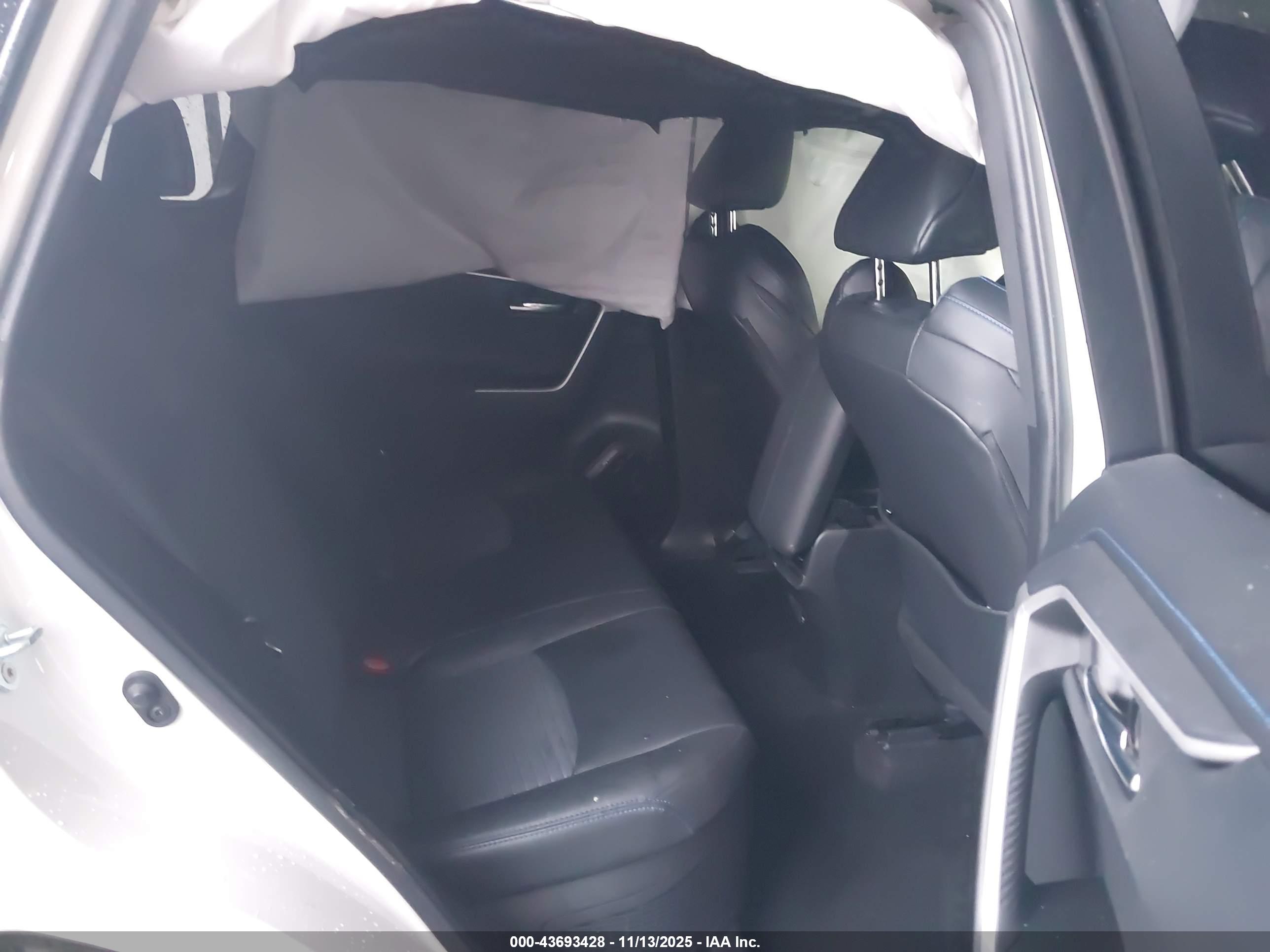 TOYOTA RAV4 image 8
