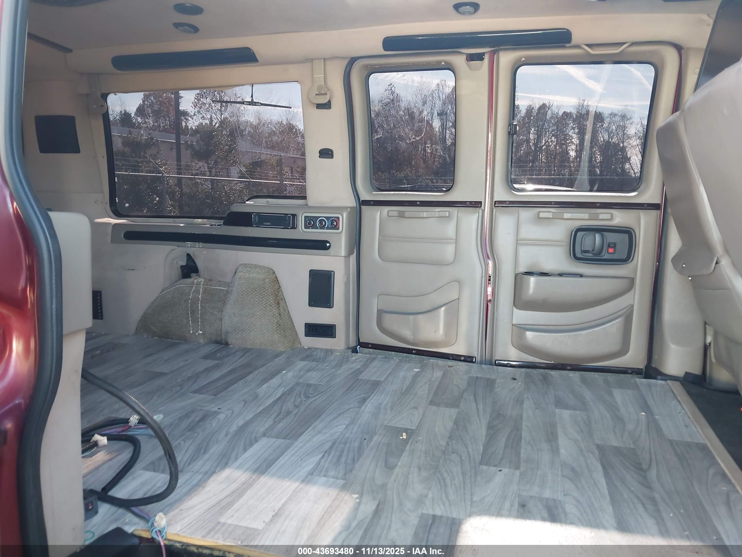 CHEVROLET EXPRESS image 8