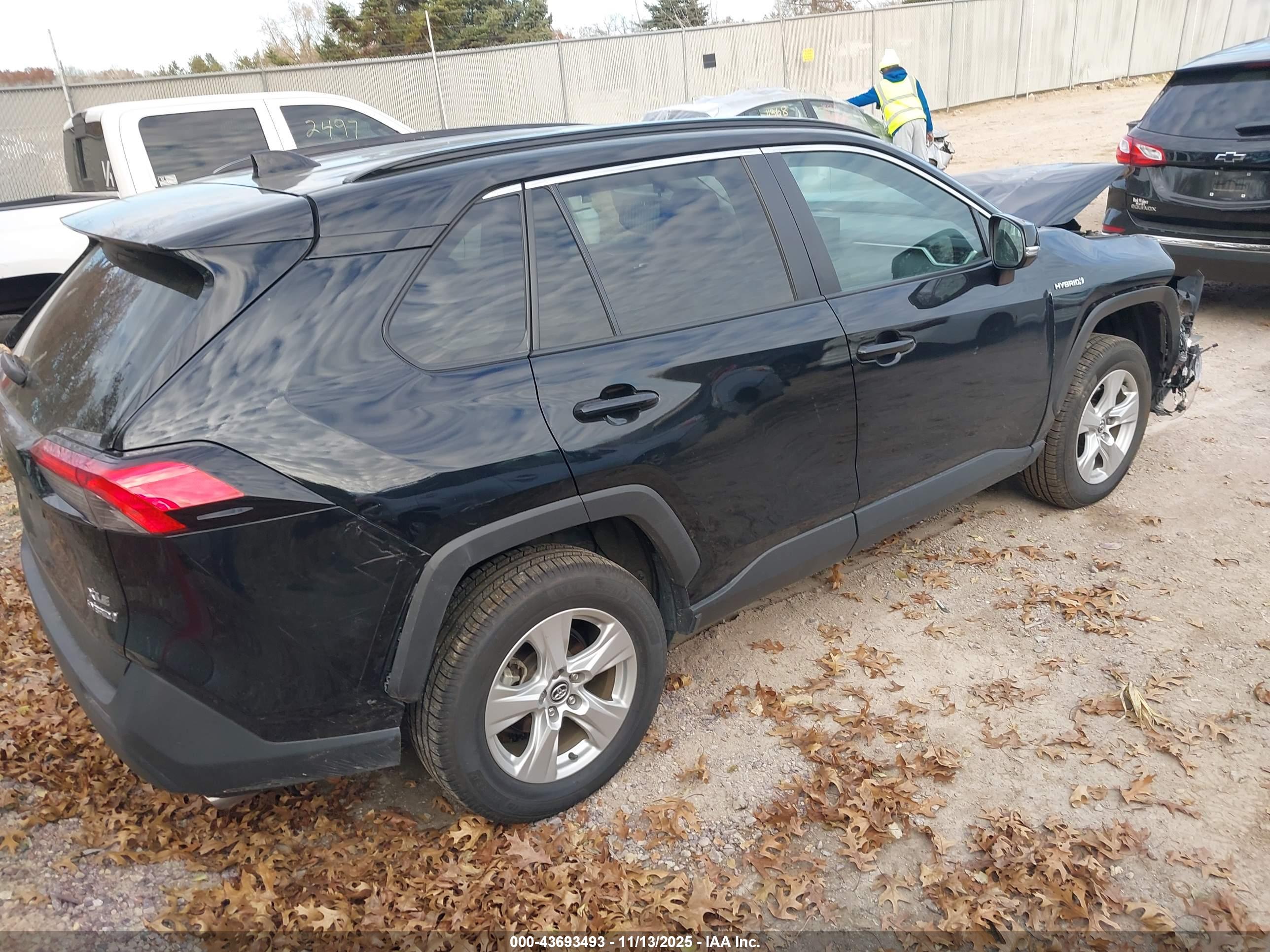 TOYOTA RAV4 image 4