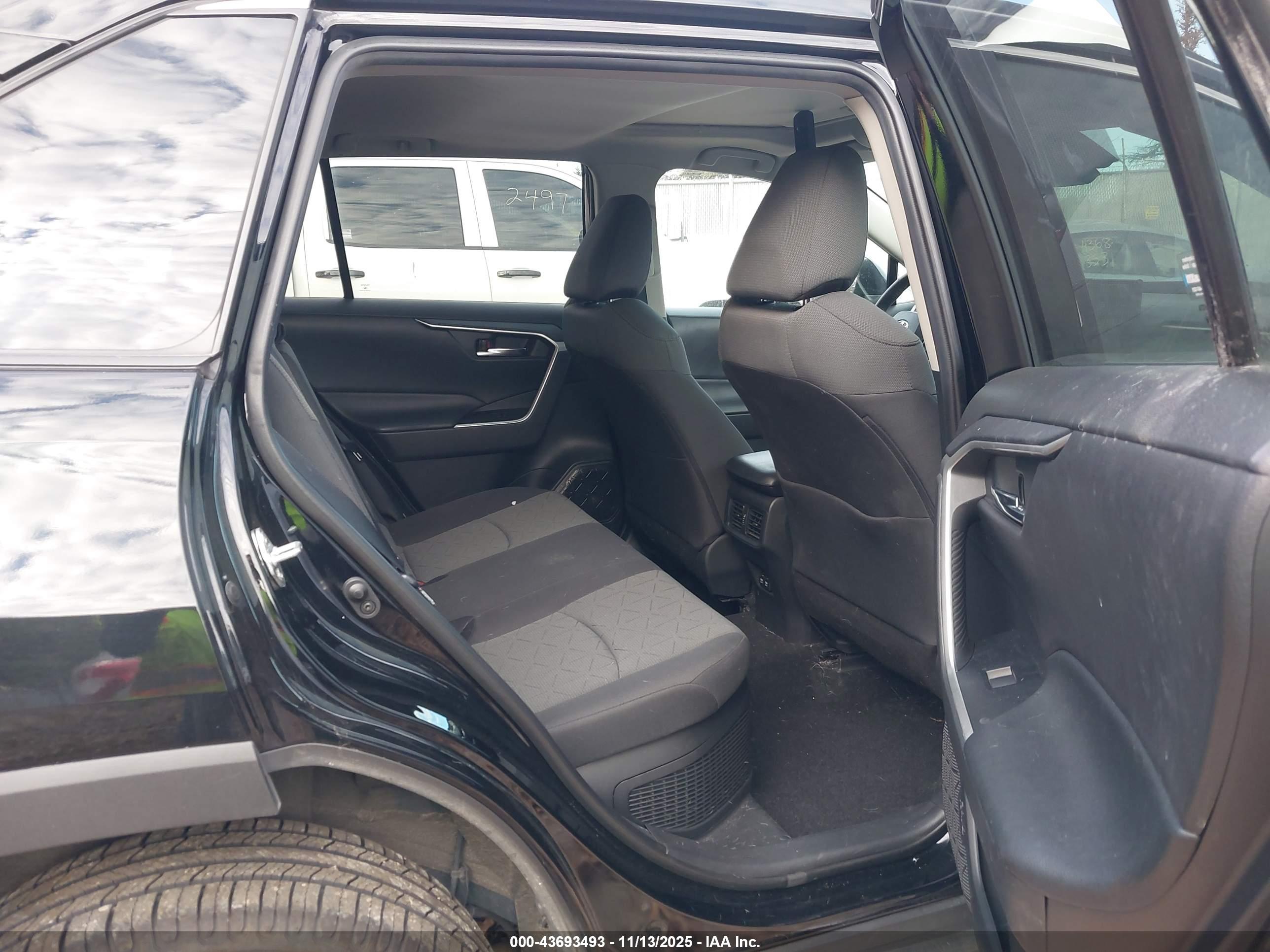 TOYOTA RAV4 image 8