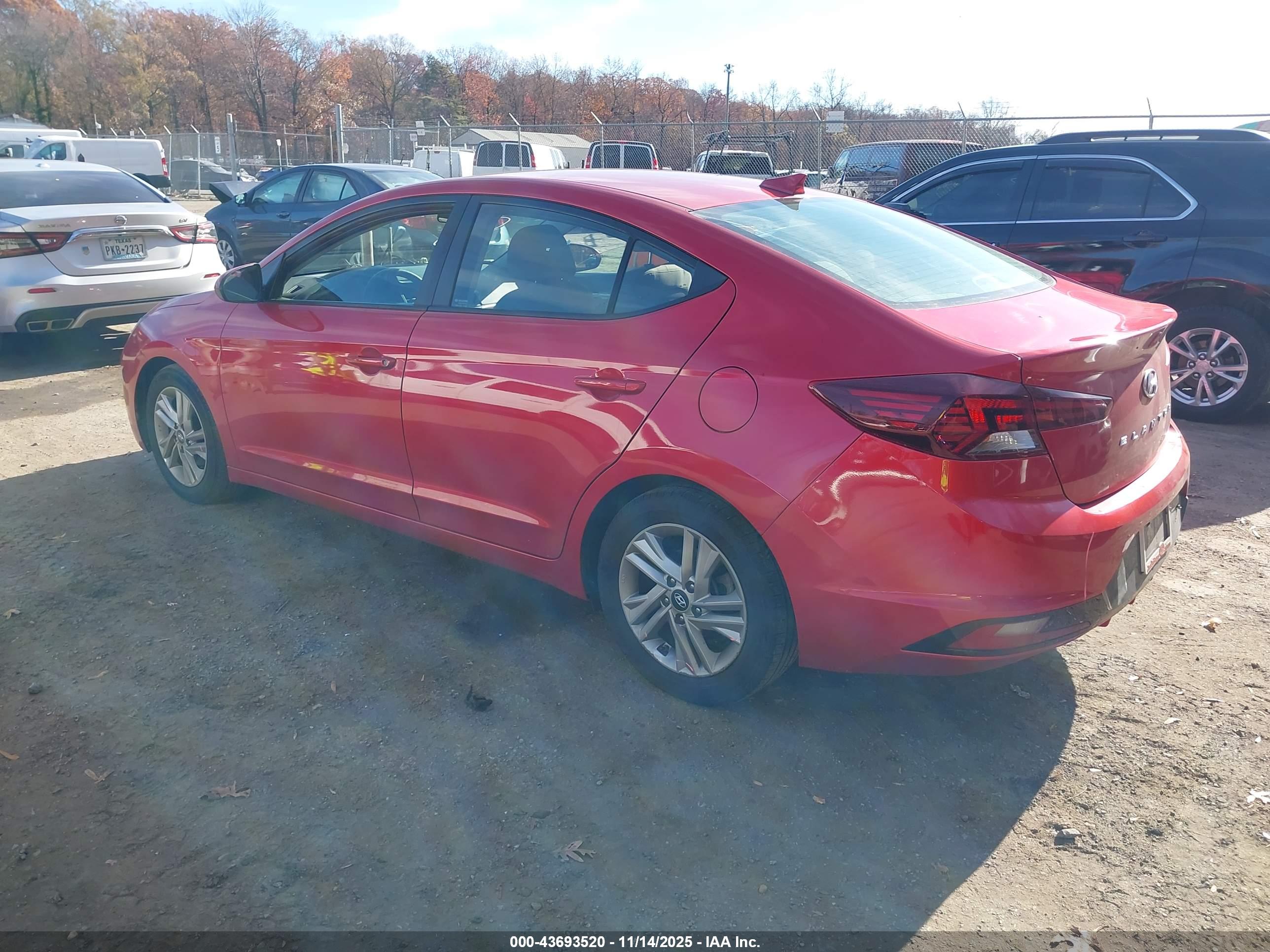 HYUNDAI ELANTRA image 3