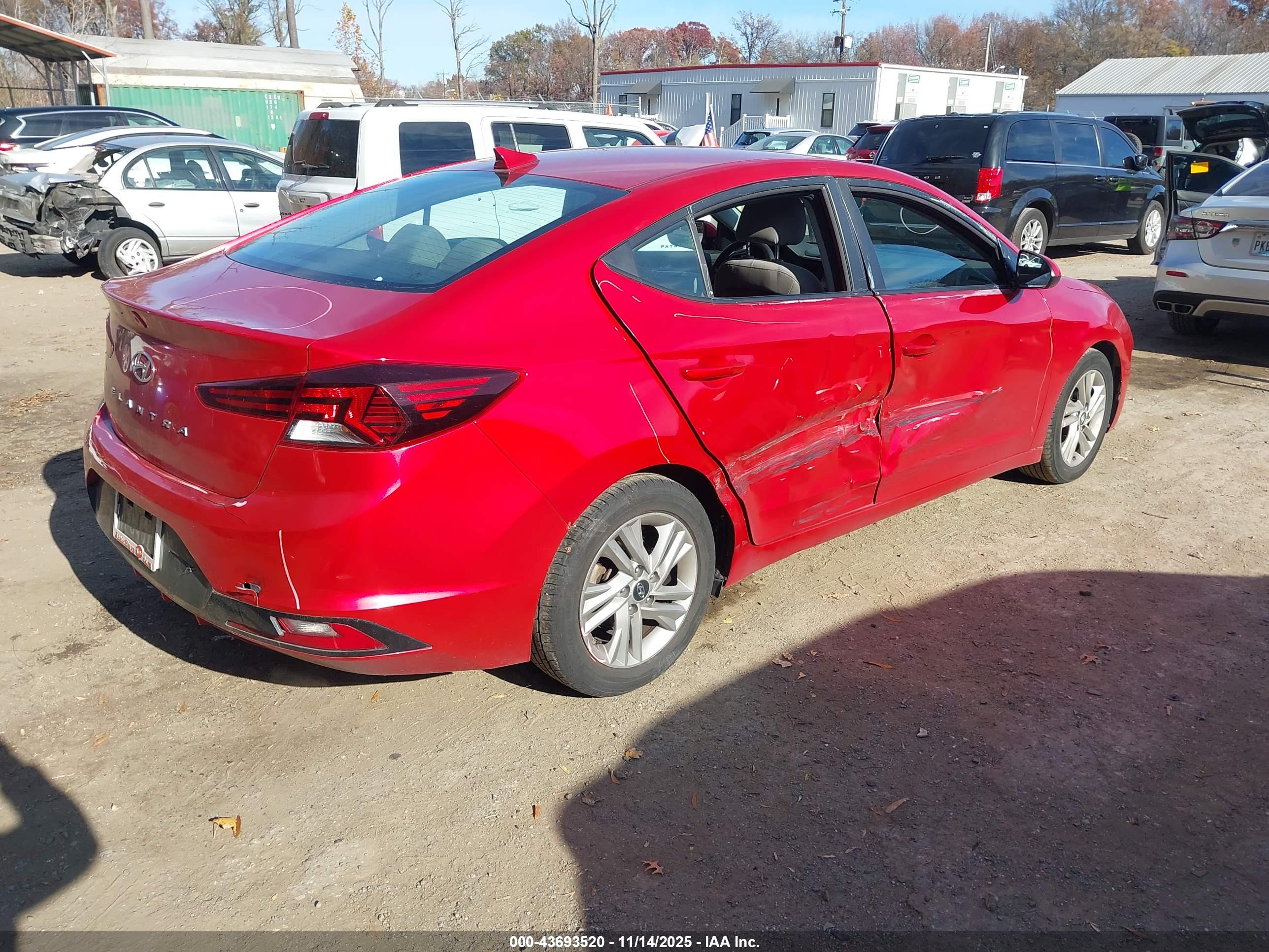 HYUNDAI ELANTRA image 4