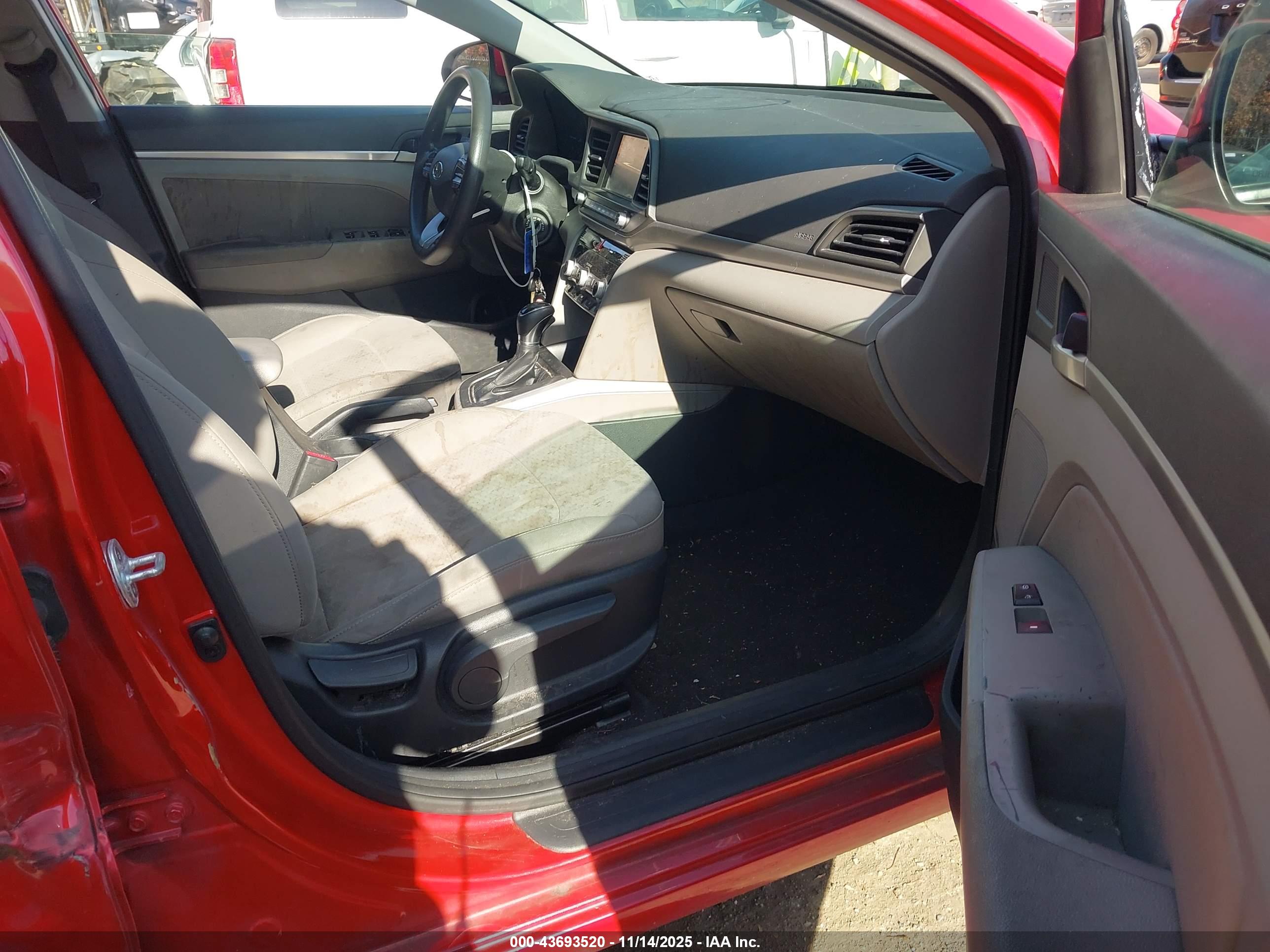 HYUNDAI ELANTRA image 5